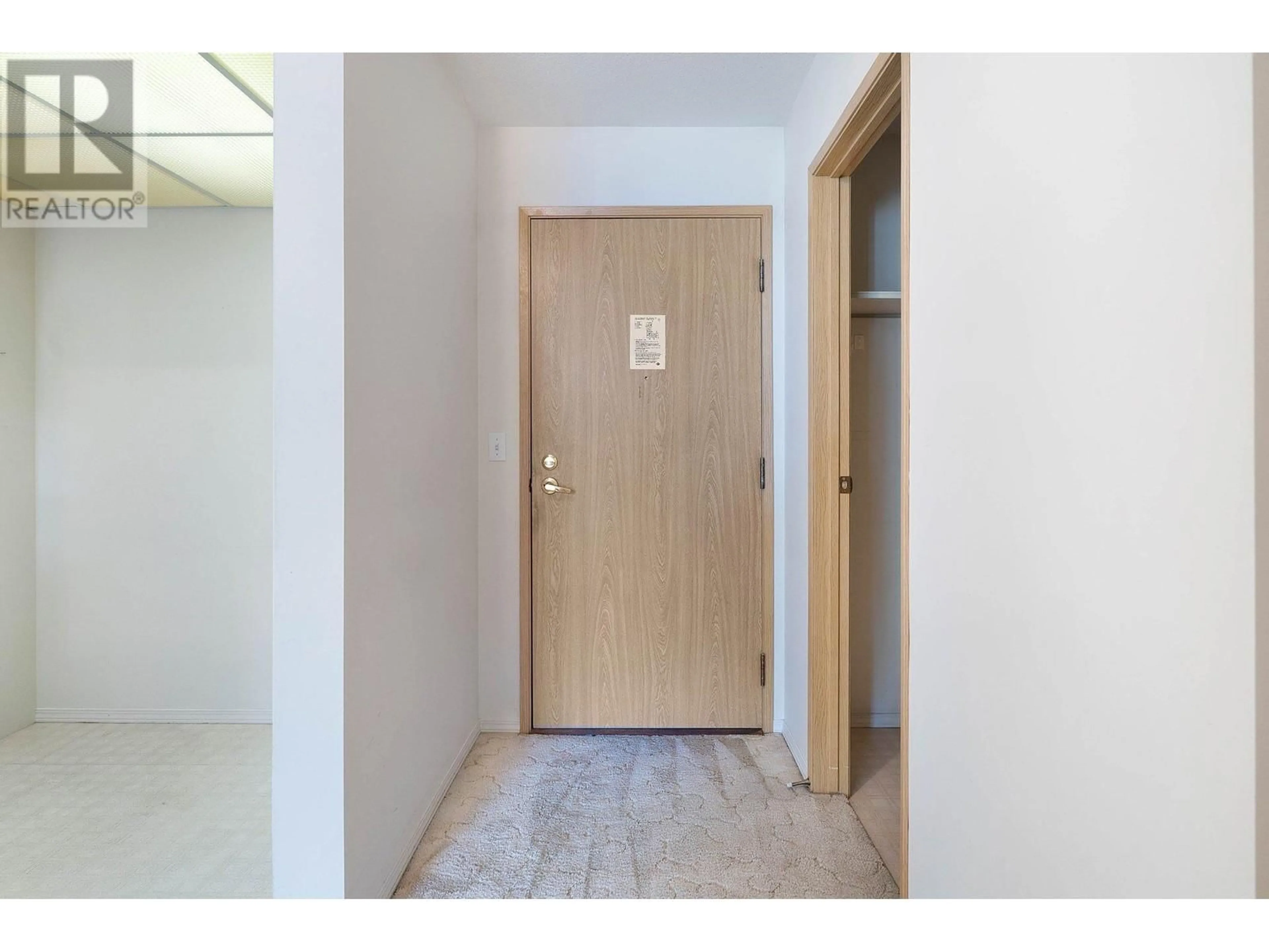 Indoor entryway for 363 - 1045 SUTHERLAND AVENUE, Kelowna British Columbia V1Y5Y1