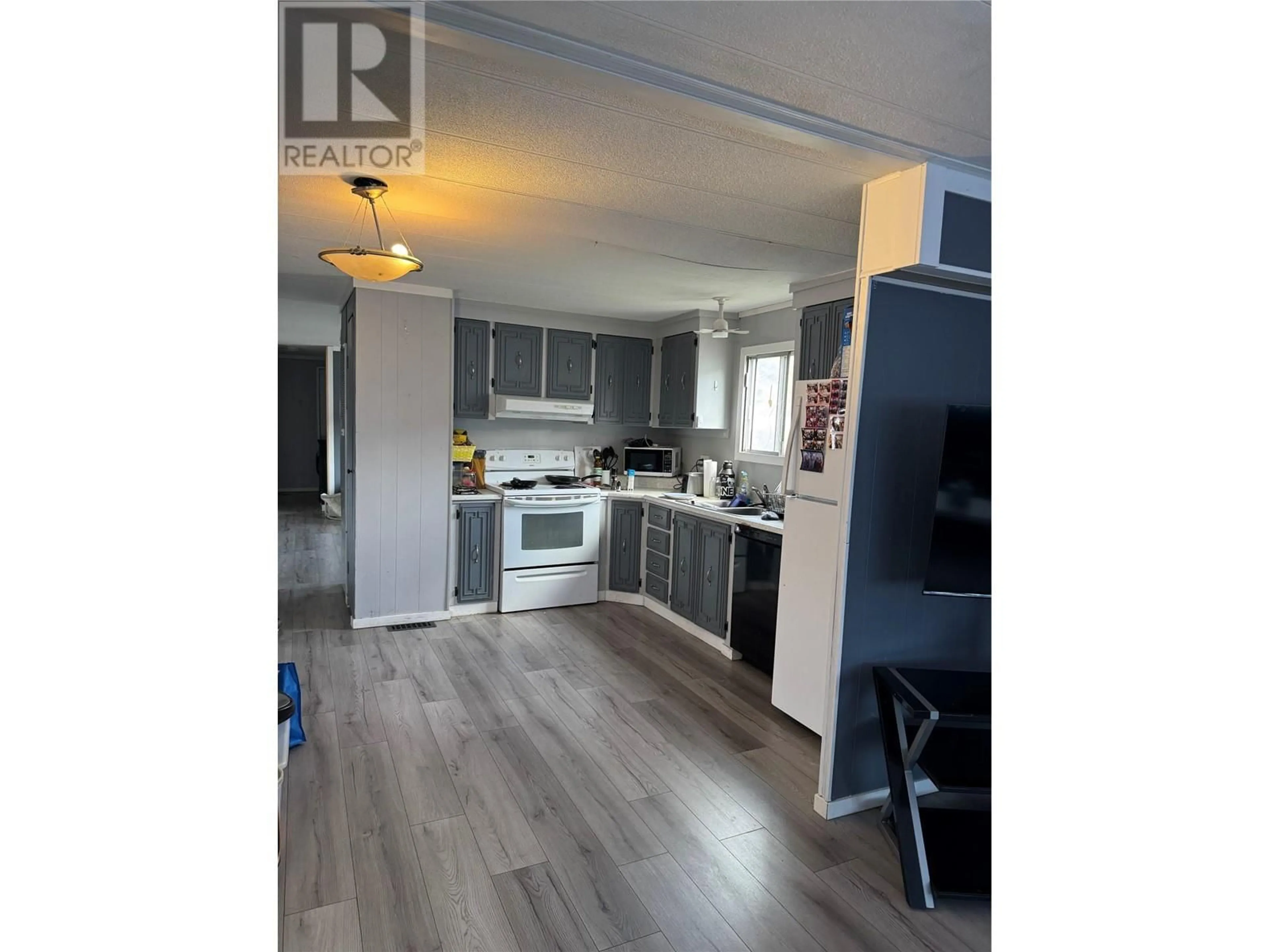 Open concept kitchen, wood/laminate floor for 210 - 1175 ROSE HILL ROAD, Kamloops British Columbia V2E1G9