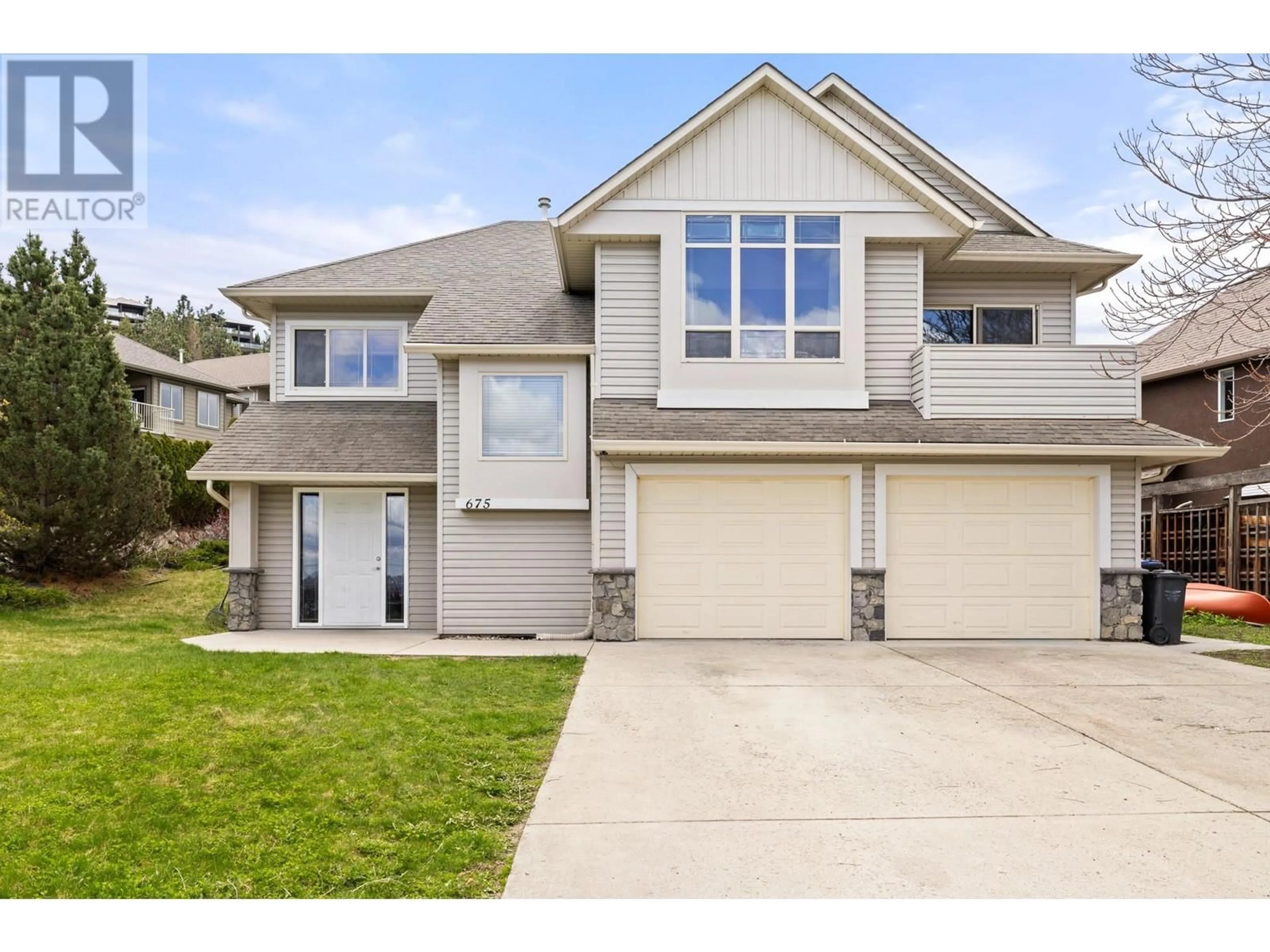 Home with vinyl exterior material, street for 675 SOUTH CREST DRIVE, Kelowna British Columbia V1W4W6