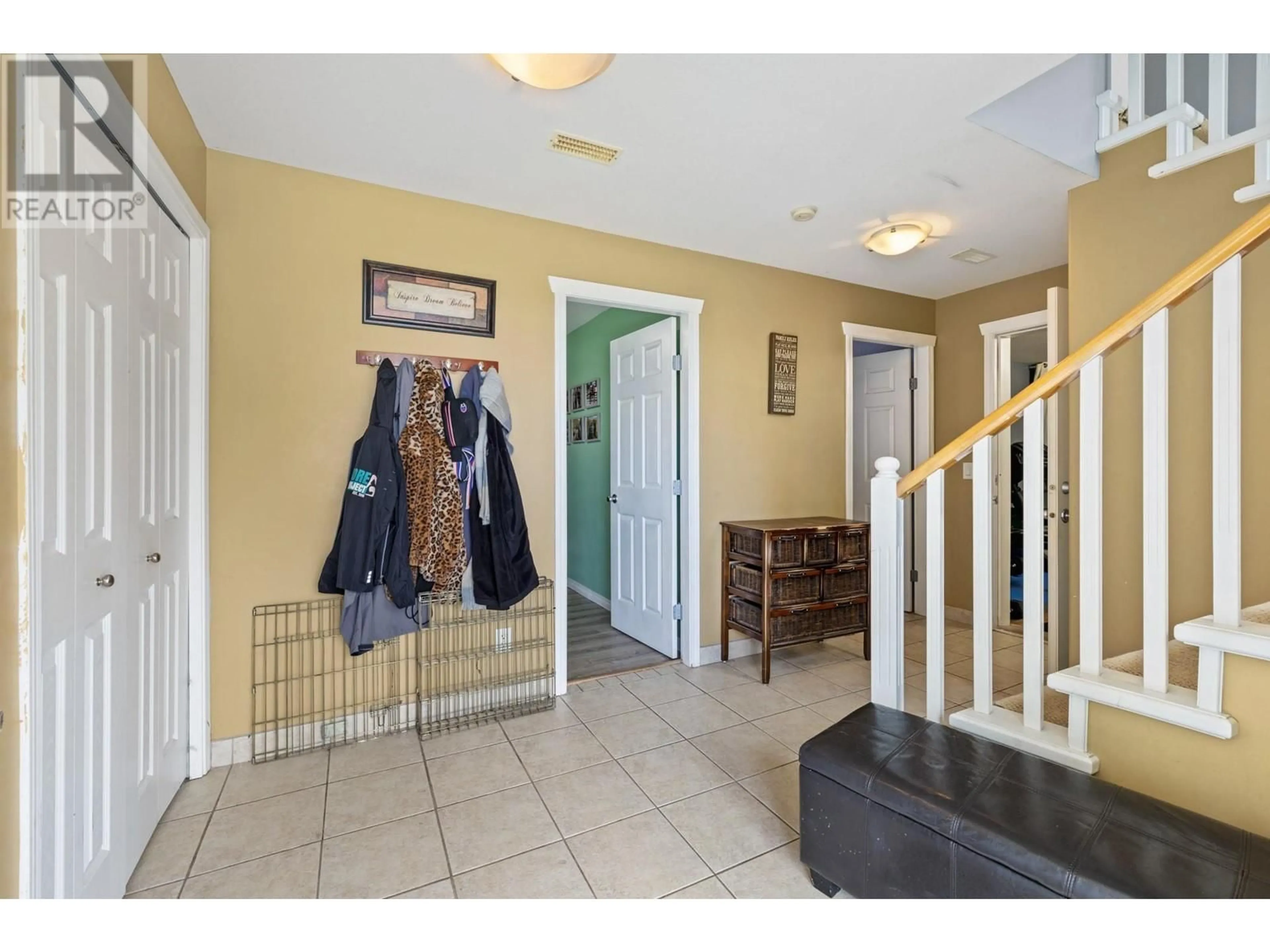 Indoor entryway for 675 SOUTH CREST DRIVE, Kelowna British Columbia V1W4W6