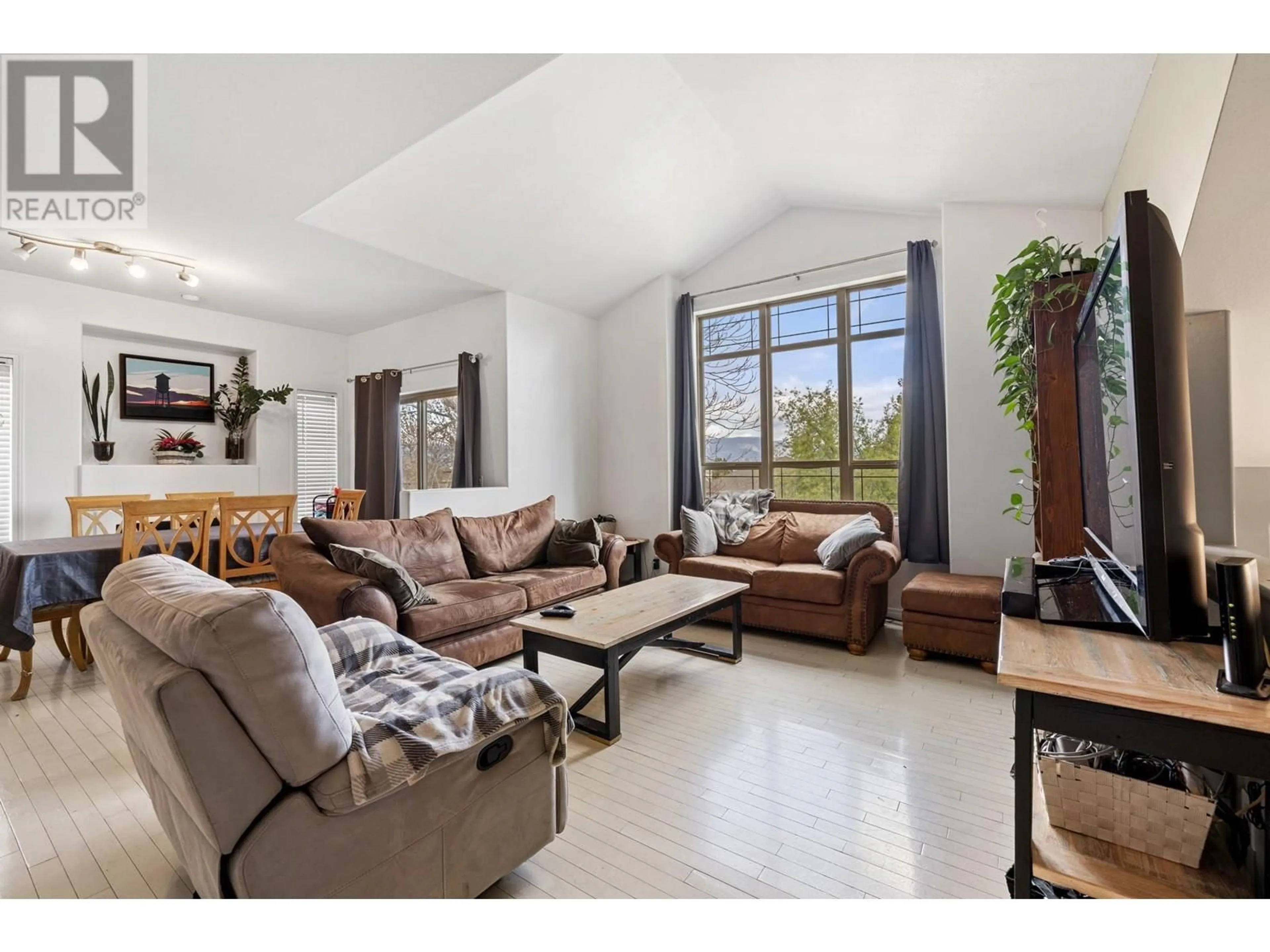 Living room with furniture, unknown for 675 SOUTH CREST DRIVE, Kelowna British Columbia V1W4W6