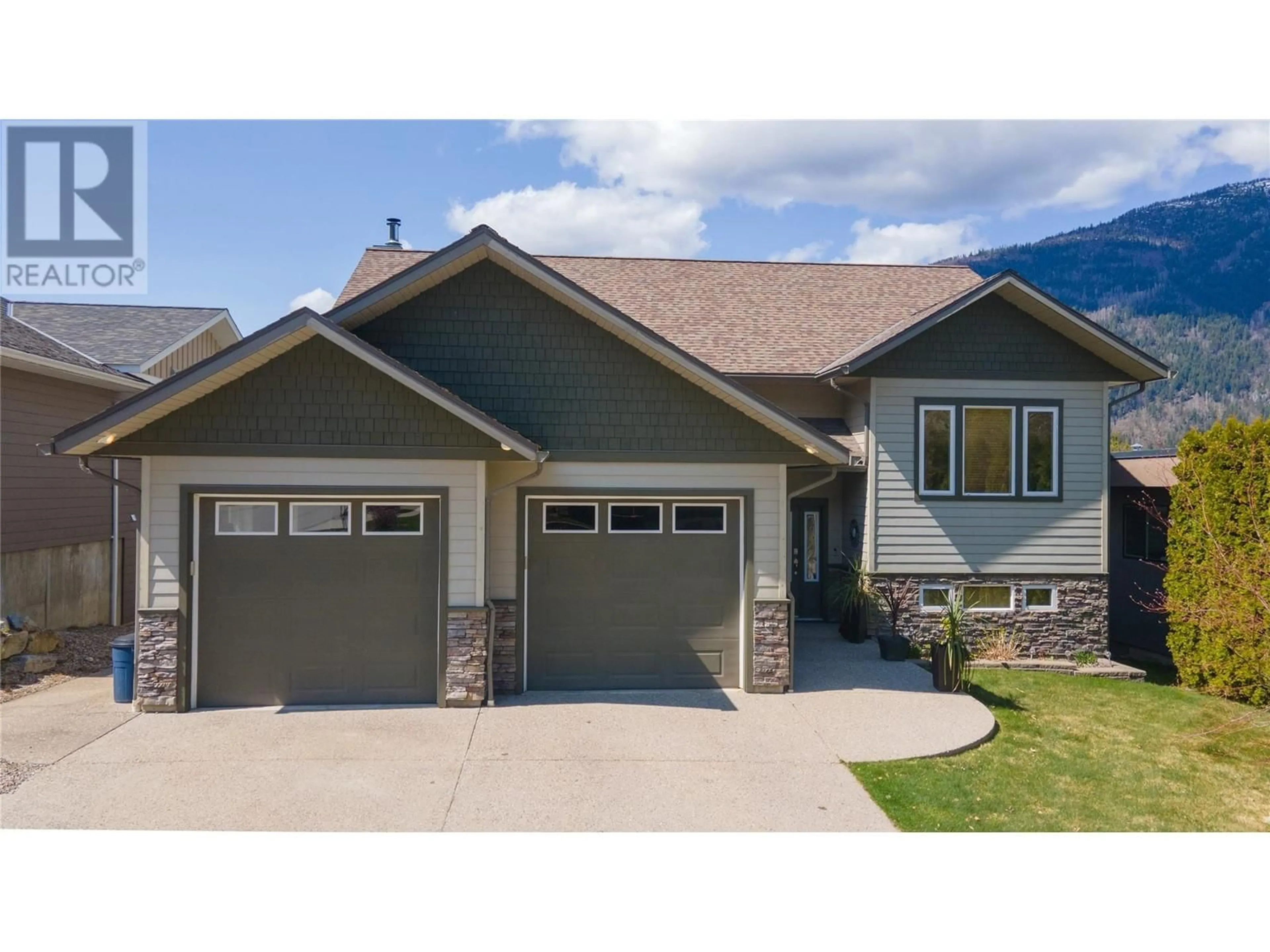 Home with vinyl exterior material, street for 513 HAMPTON GRAY PLACE, Nelson British Columbia V1L7A8