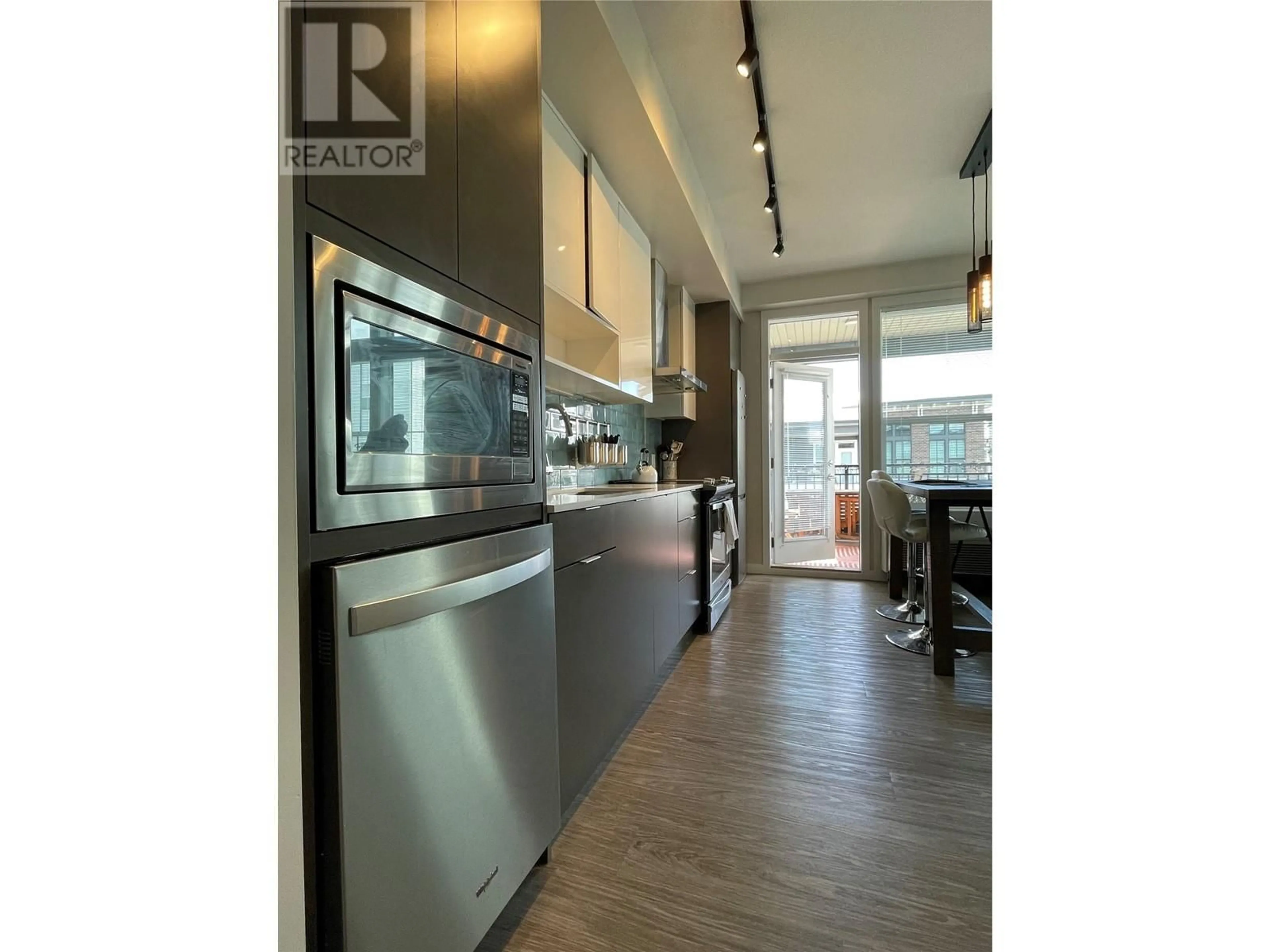 Open concept kitchen, wood/laminate floor for PH17 - 1770 RICHTER STREET, Kelowna British Columbia V1Y0E6