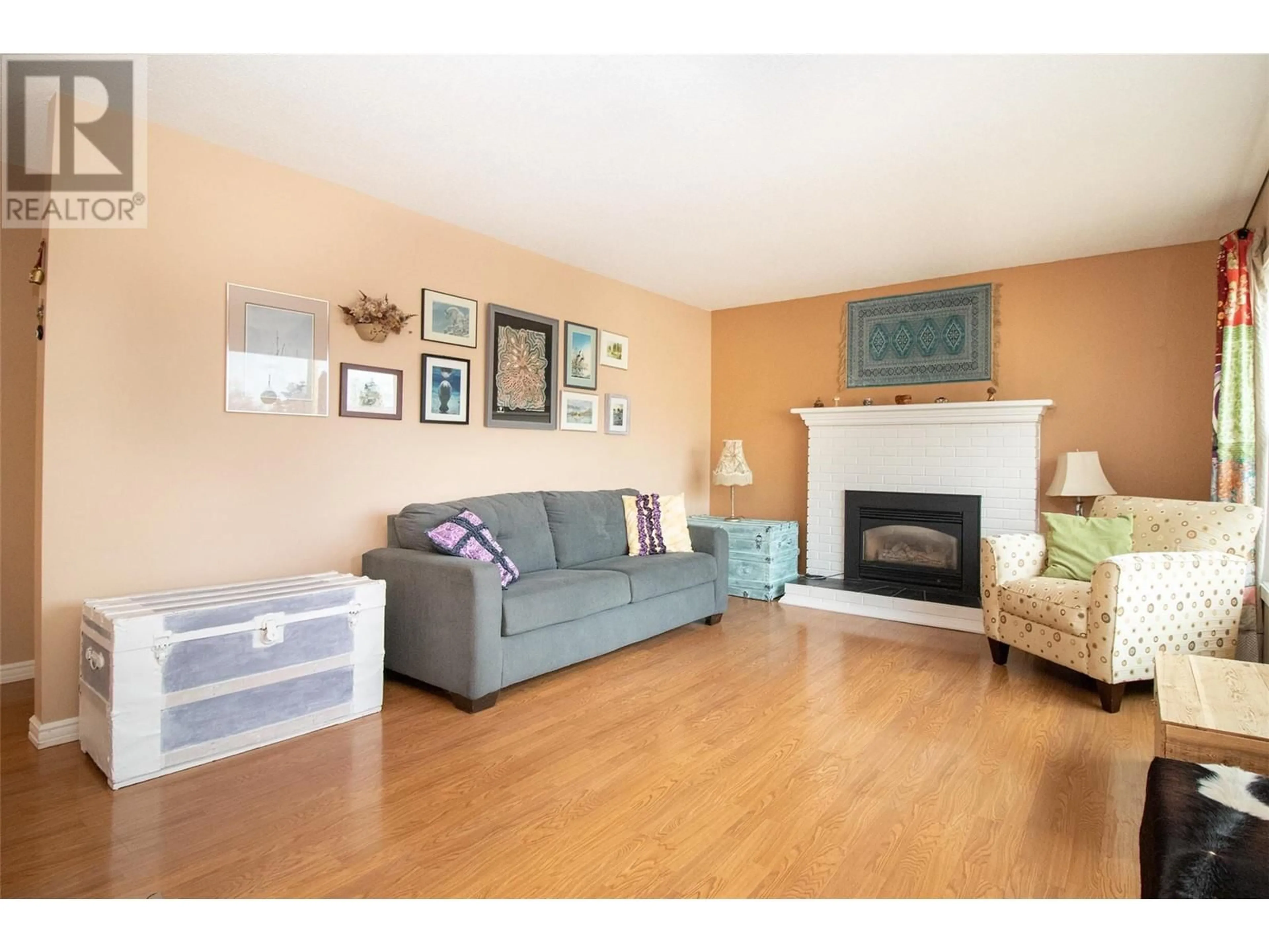 Living room with furniture, wood/laminate floor for 475 HOLLYDELL ROAD, Kelowna British Columbia V1X1L1