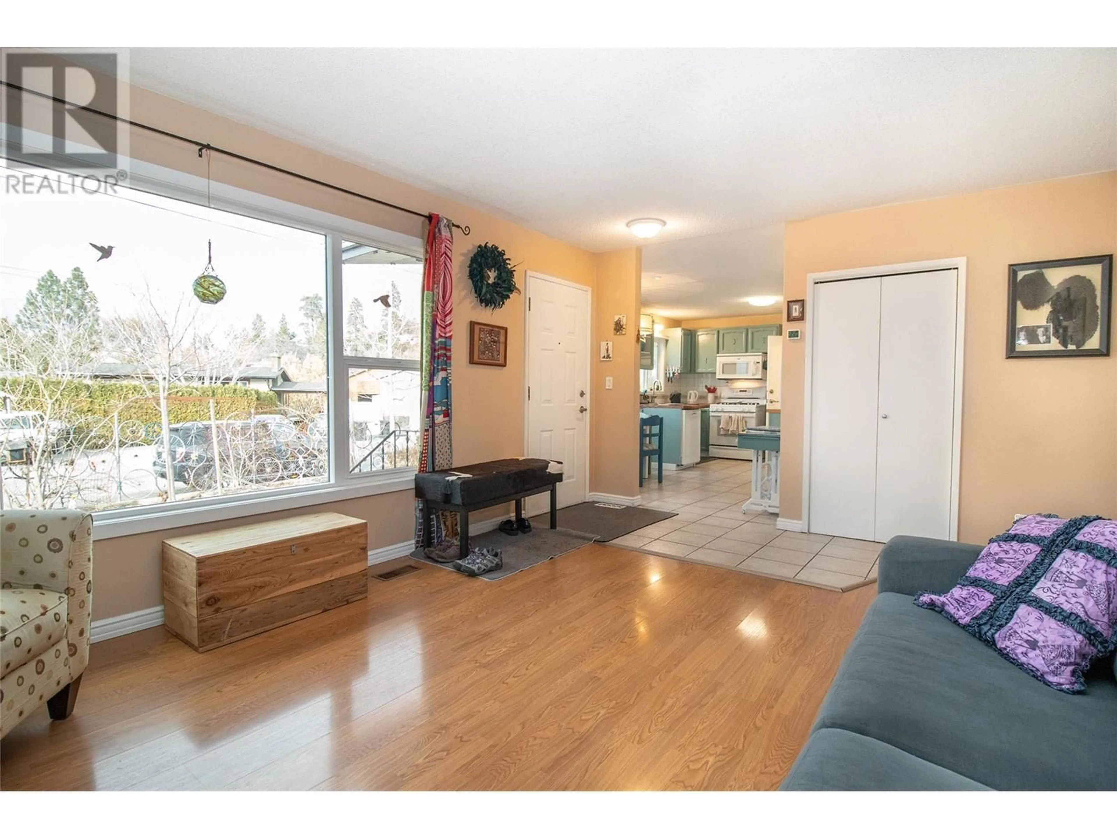 Living room with furniture, wood/laminate floor for 475 HOLLYDELL ROAD, Kelowna British Columbia V1X1L1