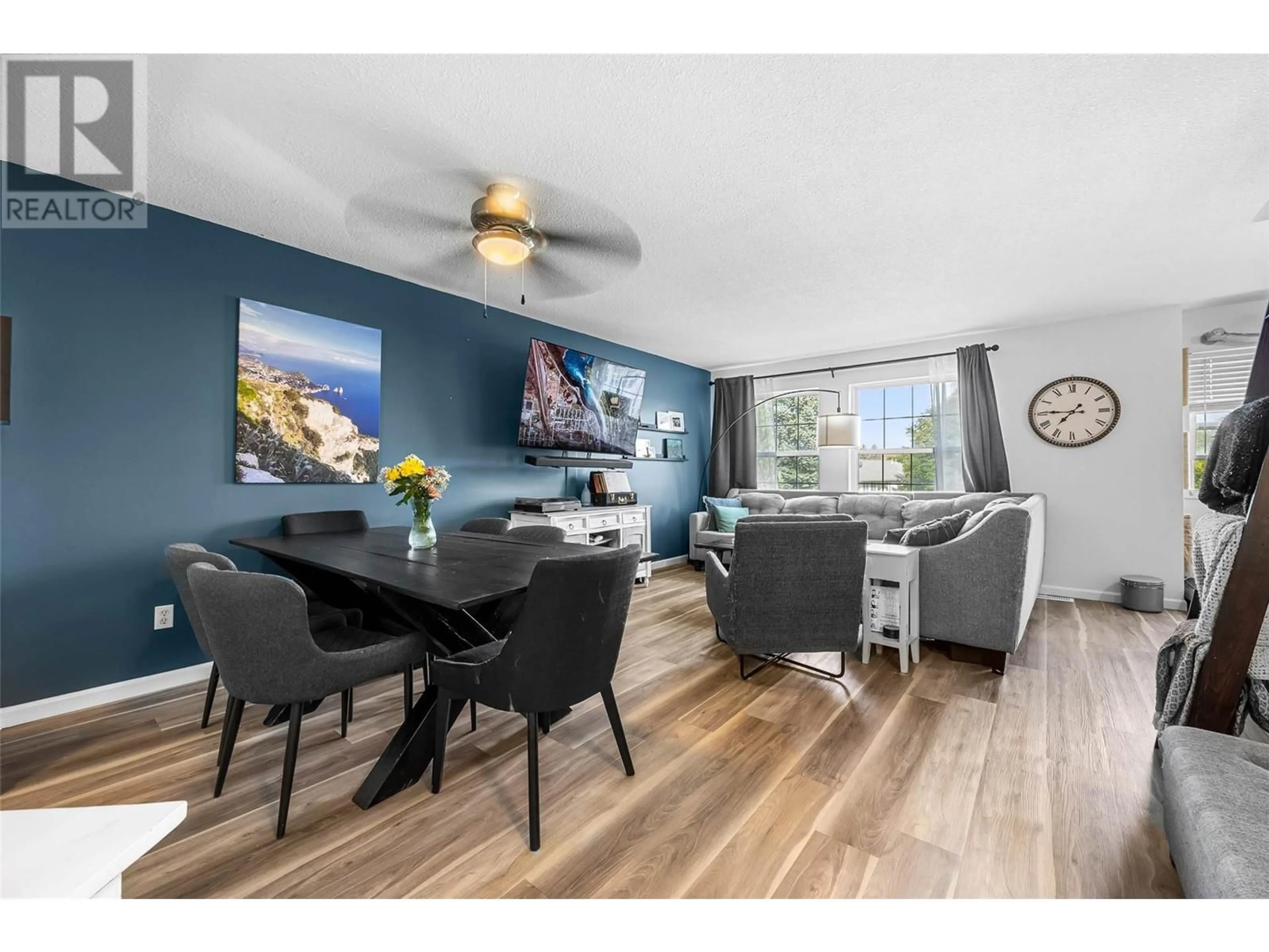 Living room with furniture, wood/laminate floor for 20 - 2084 ROBSON PLACE, Kamloops British Columbia V2E2M6