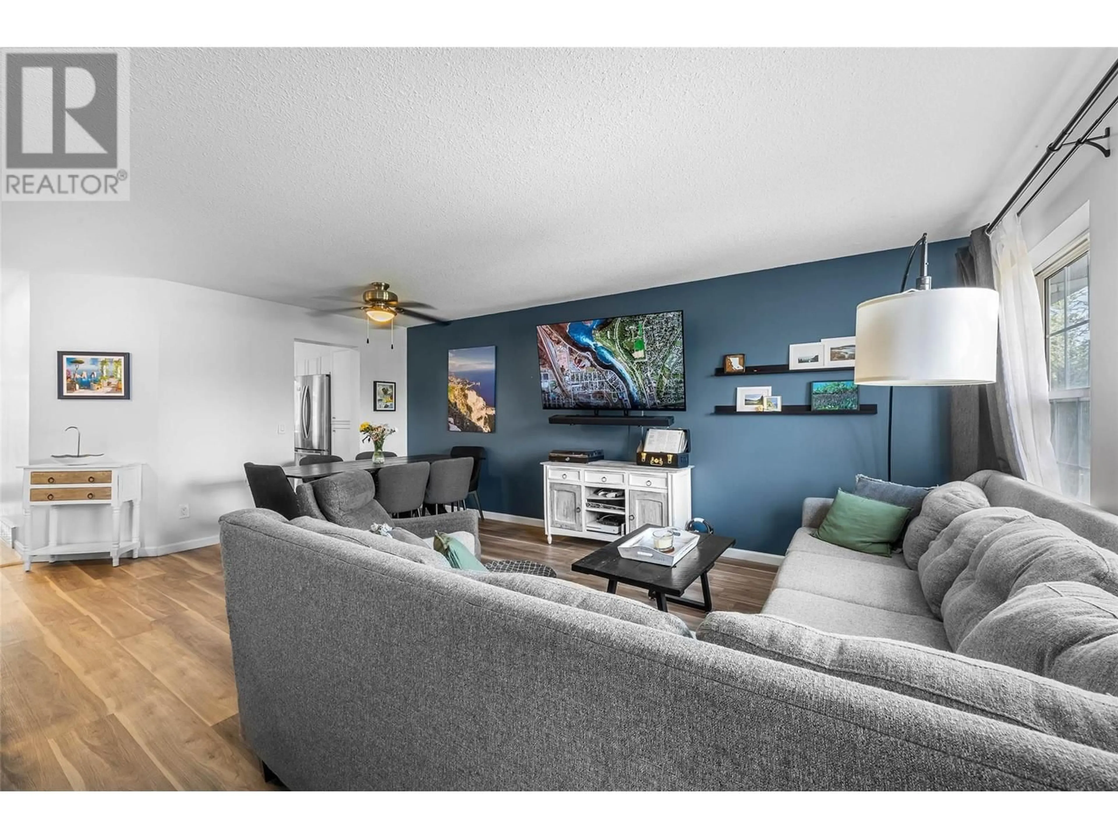 Living room with furniture, wood/laminate floor for 20 - 2084 ROBSON PLACE, Kamloops British Columbia V2E2M6