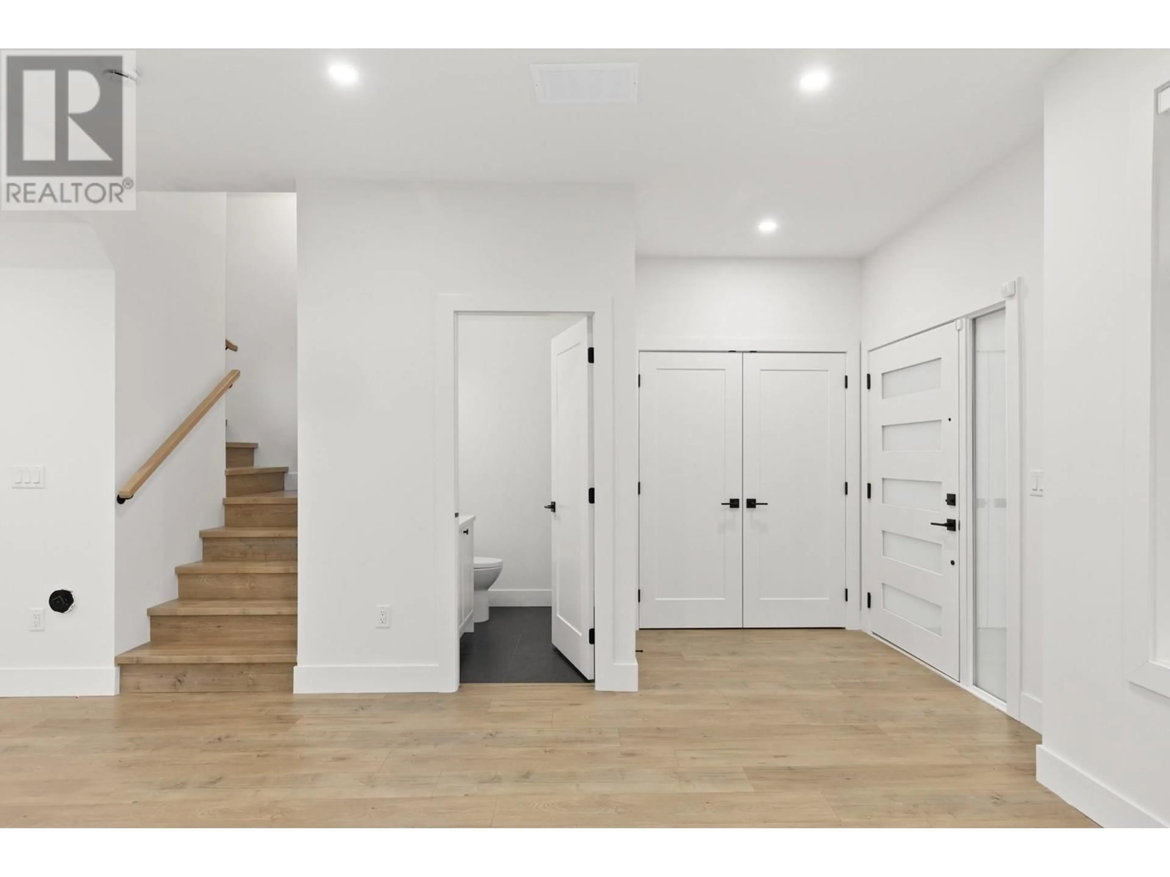 Indoor entryway for 2 - 781 RAYMER AVENUE, Kelowna British Columbia V1Y4Z7