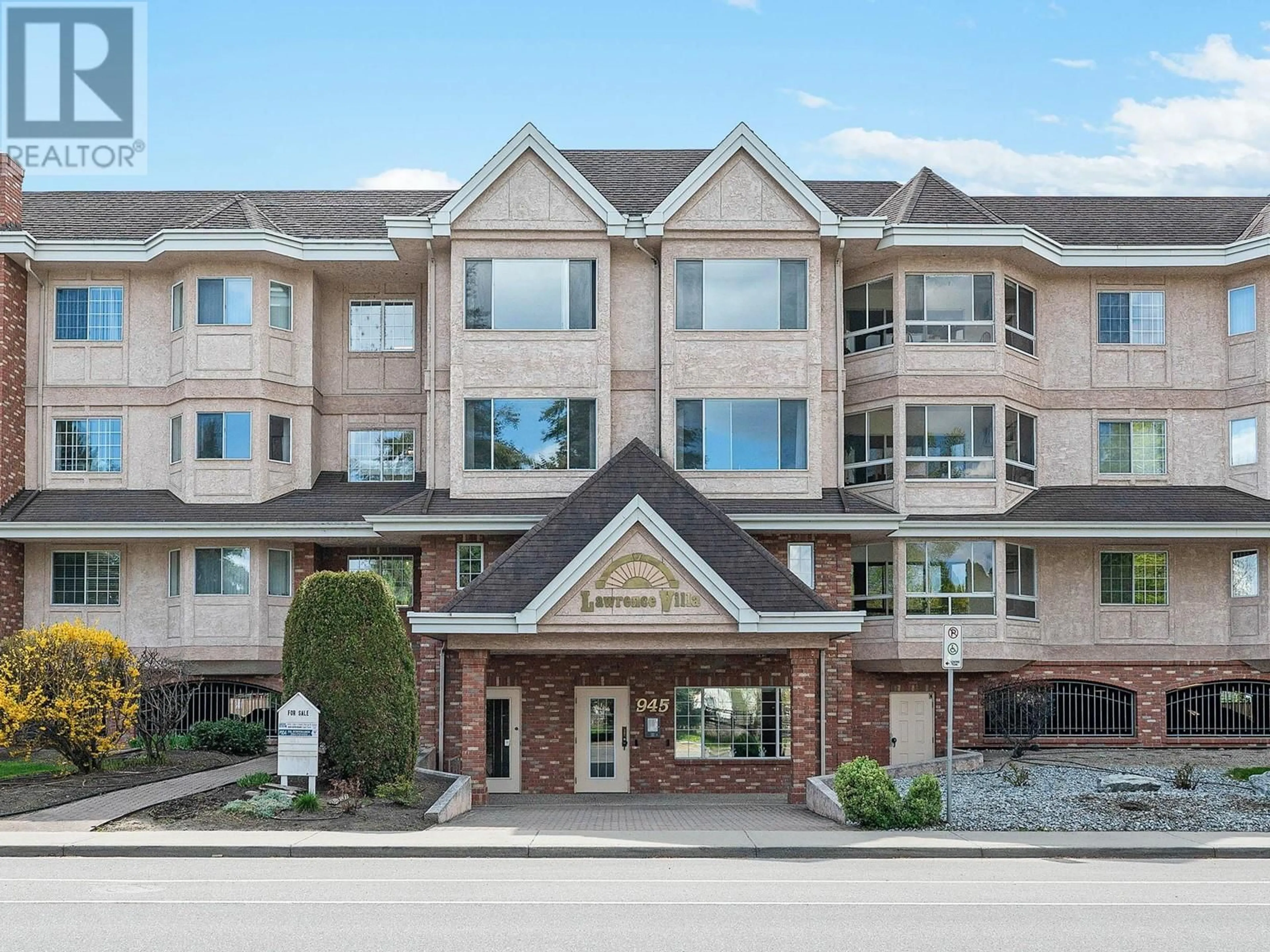 Indoor foyer for 209 - 945 LAWRENCE AVENUE, Kelowna British Columbia V1Y6M3