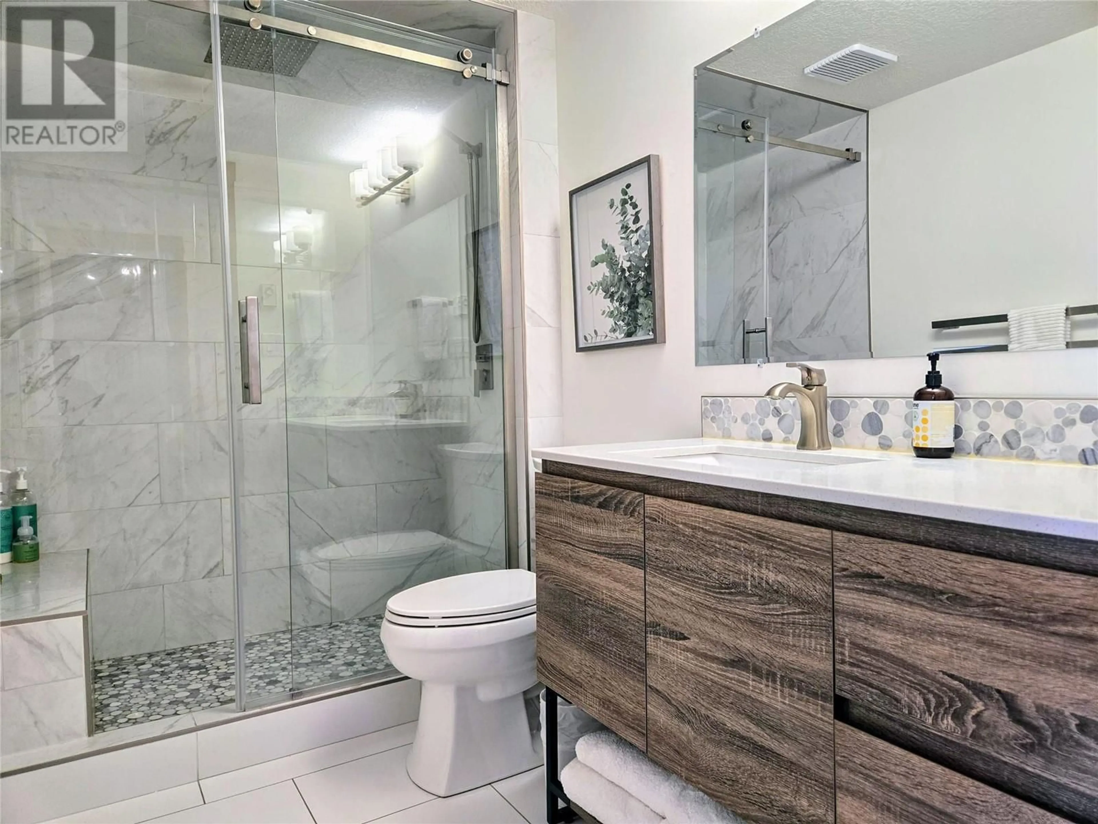 Contemporary bathroom, ceramic/tile floor for 201 - 2050 SUMMIT DRIVE, Panorama British Columbia V0A1T0