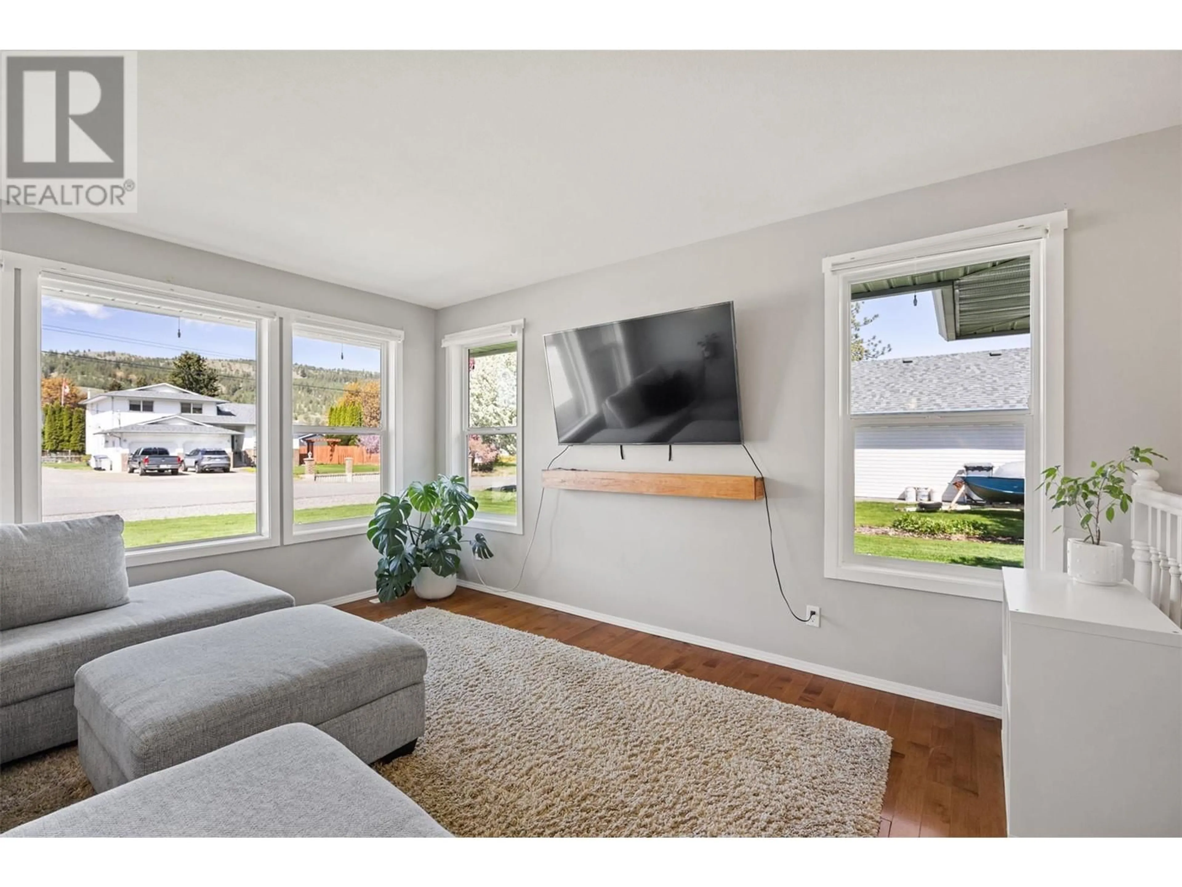 Living room with furniture, wood/laminate floor for 221 CHETWYND DRIVE, Kamloops British Columbia V2H1L7