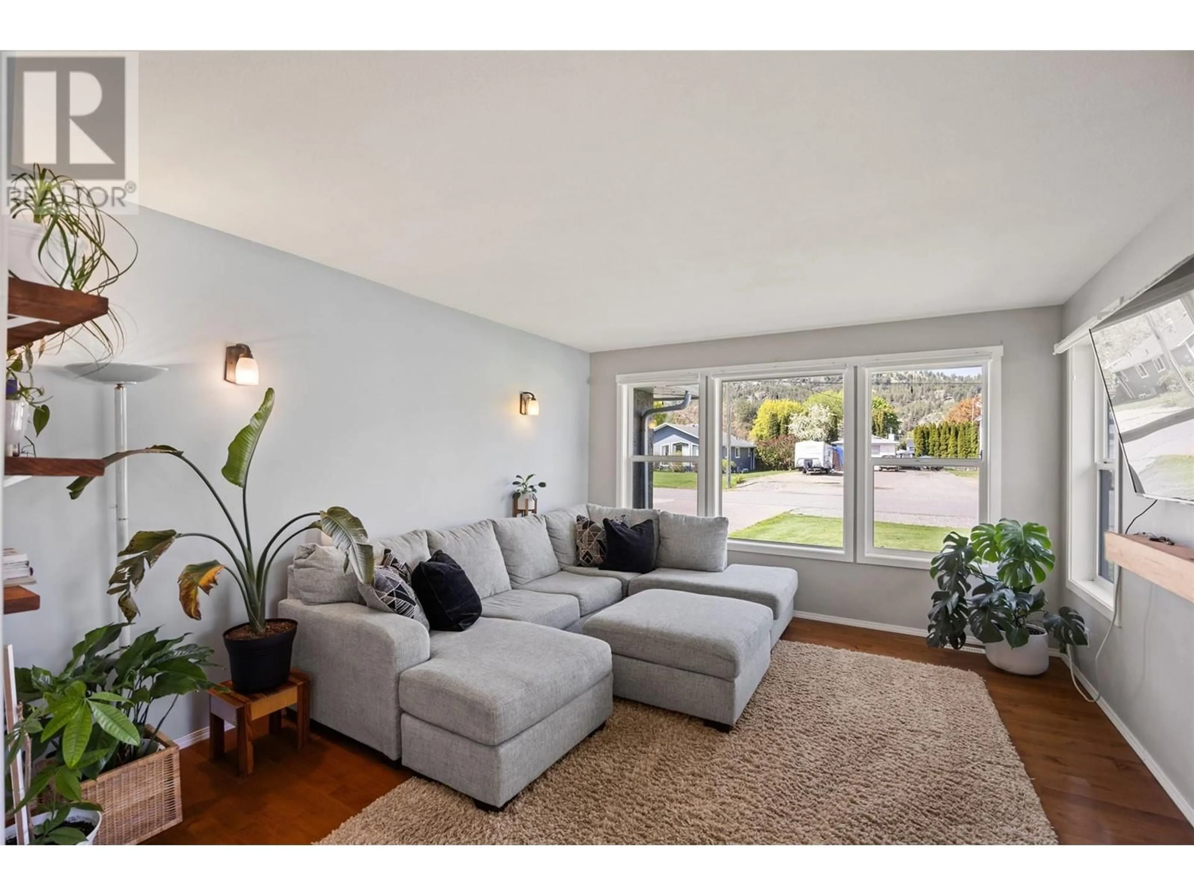 Living room with furniture, unknown for 221 CHETWYND DRIVE, Kamloops British Columbia V2H1L7
