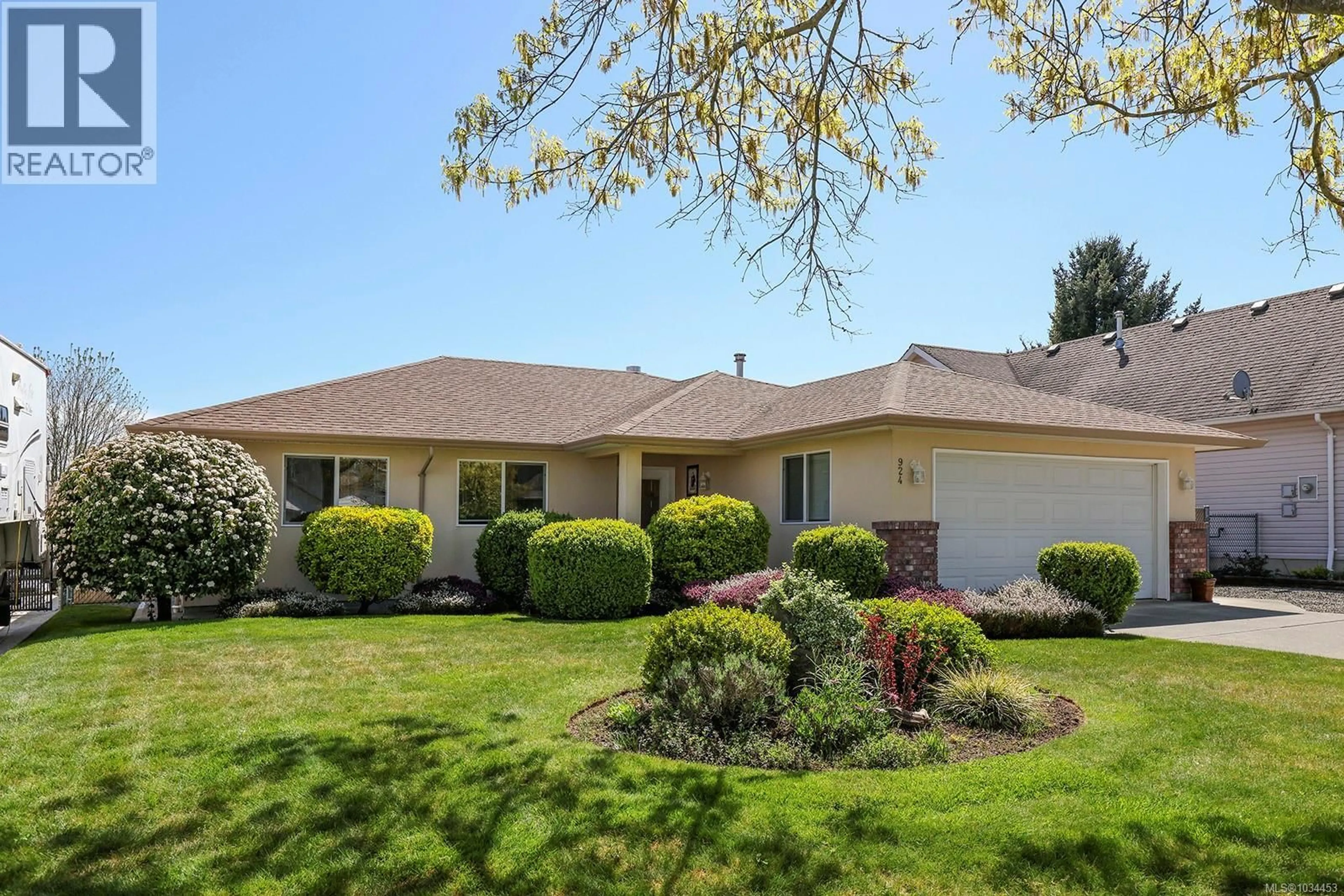 Home with vinyl exterior material, water/lake/river/ocean view for 924 MALAHAT DRIVE, Courtenay British Columbia V9N9E3