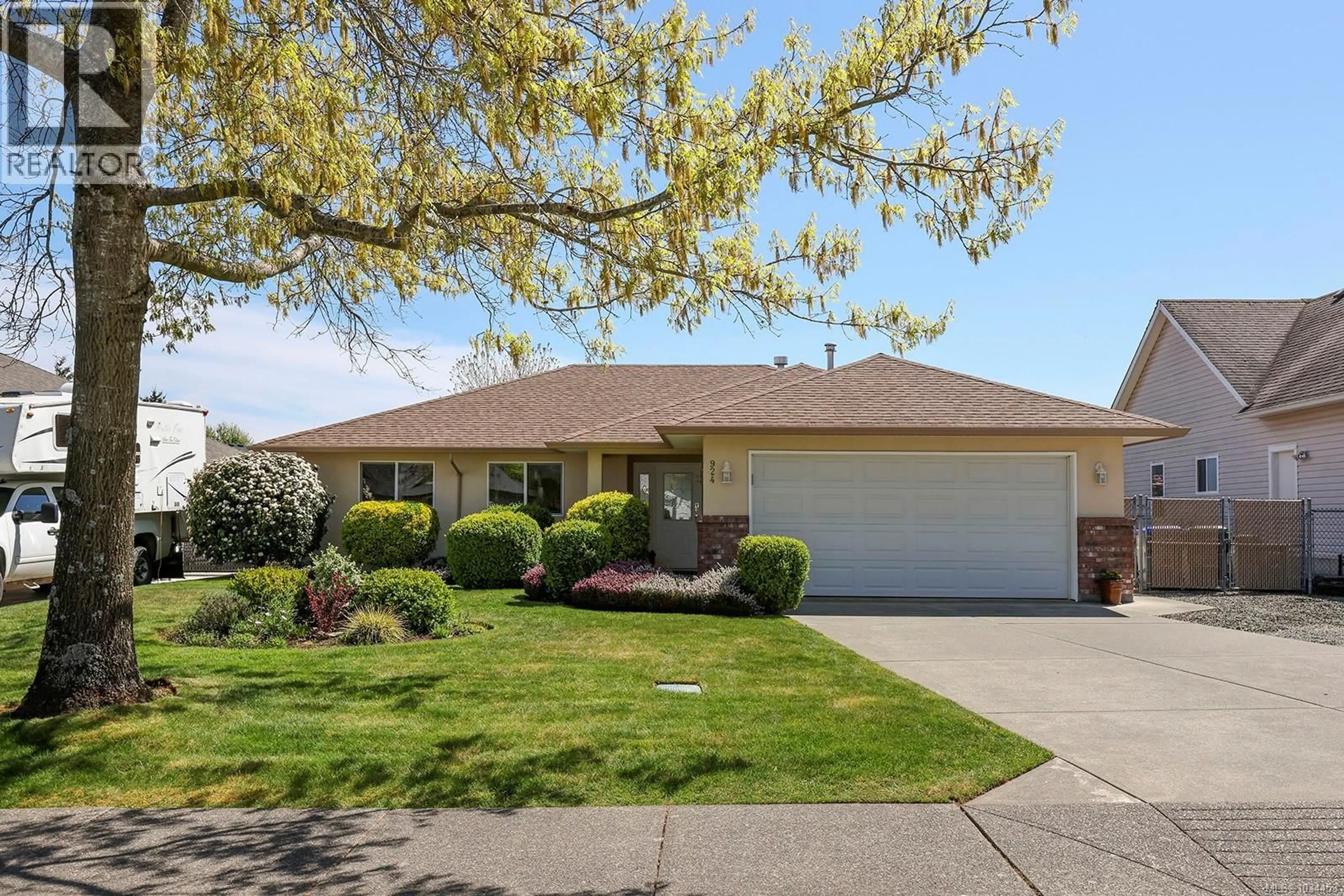 Home with vinyl exterior material, street for 924 MALAHAT DRIVE, Courtenay British Columbia V9N9E3