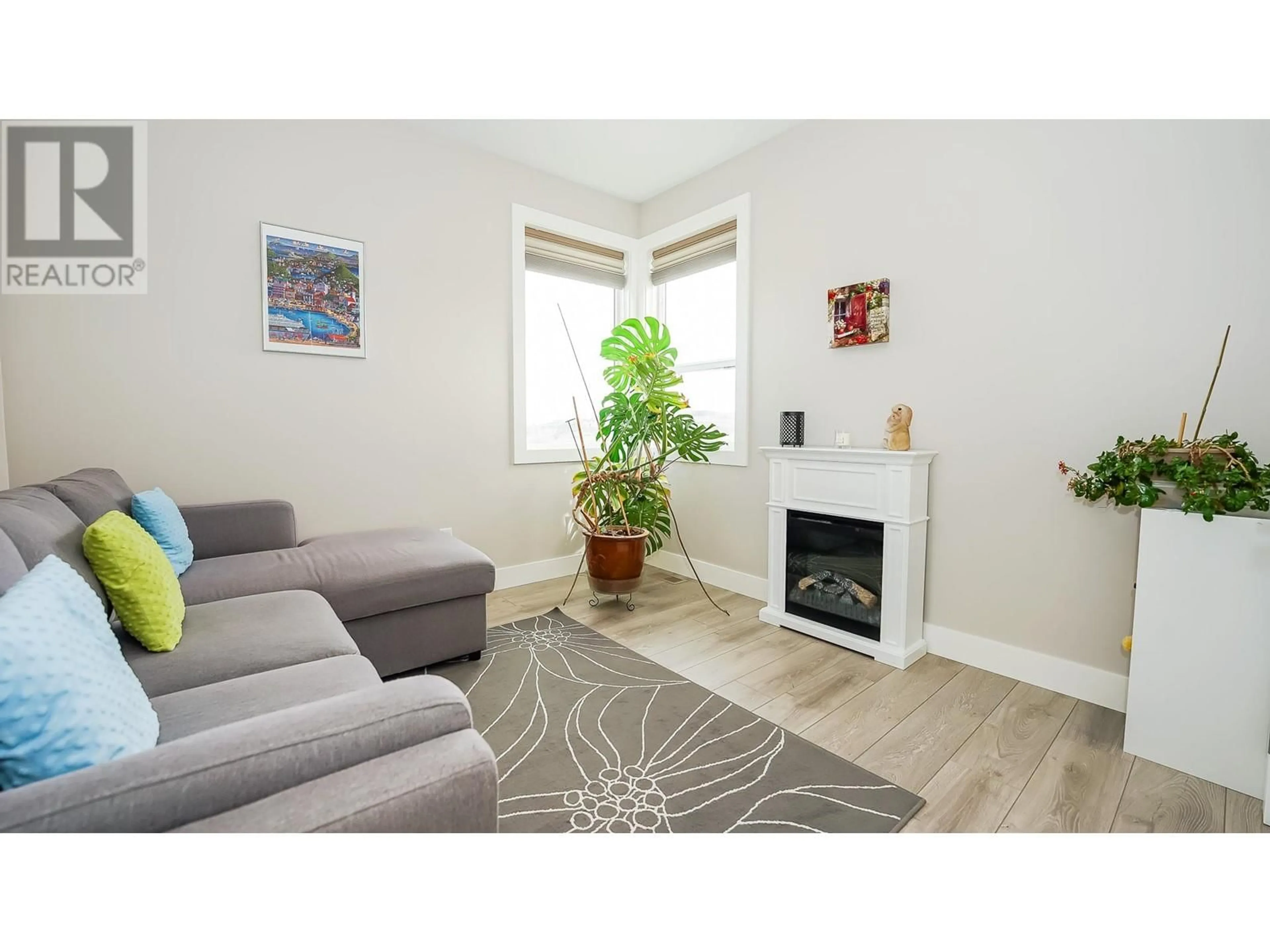 Living room with furniture, wood/laminate floor for 465 EDINBURGH BOULEVARD, Kamloops British Columbia V1S0E6
