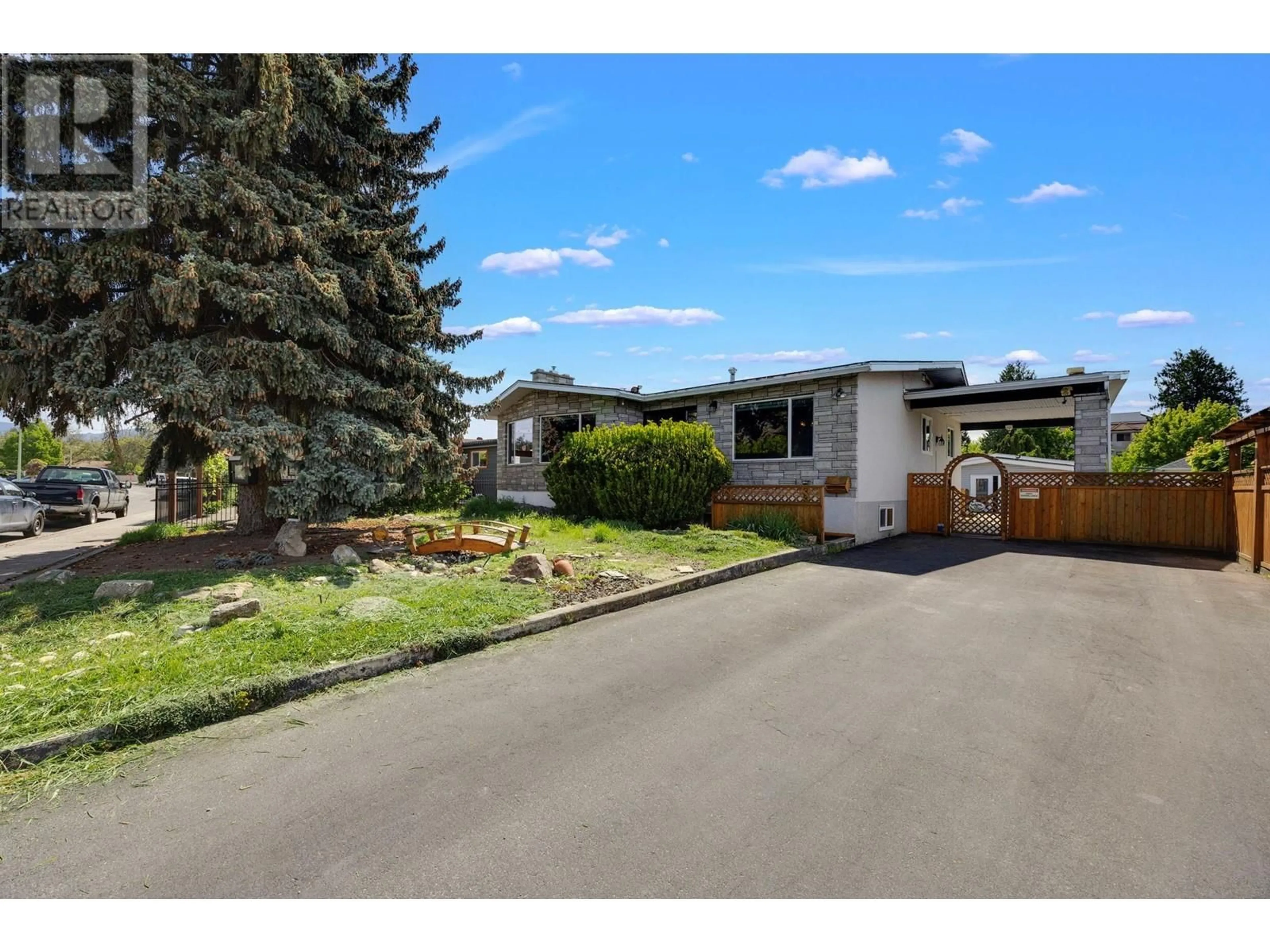 A pic from outside/outdoor area/front of a property/back of a property/a pic from drone, street for 1231 LAWSON AVENUE, Kelowna British Columbia V1Y6V1