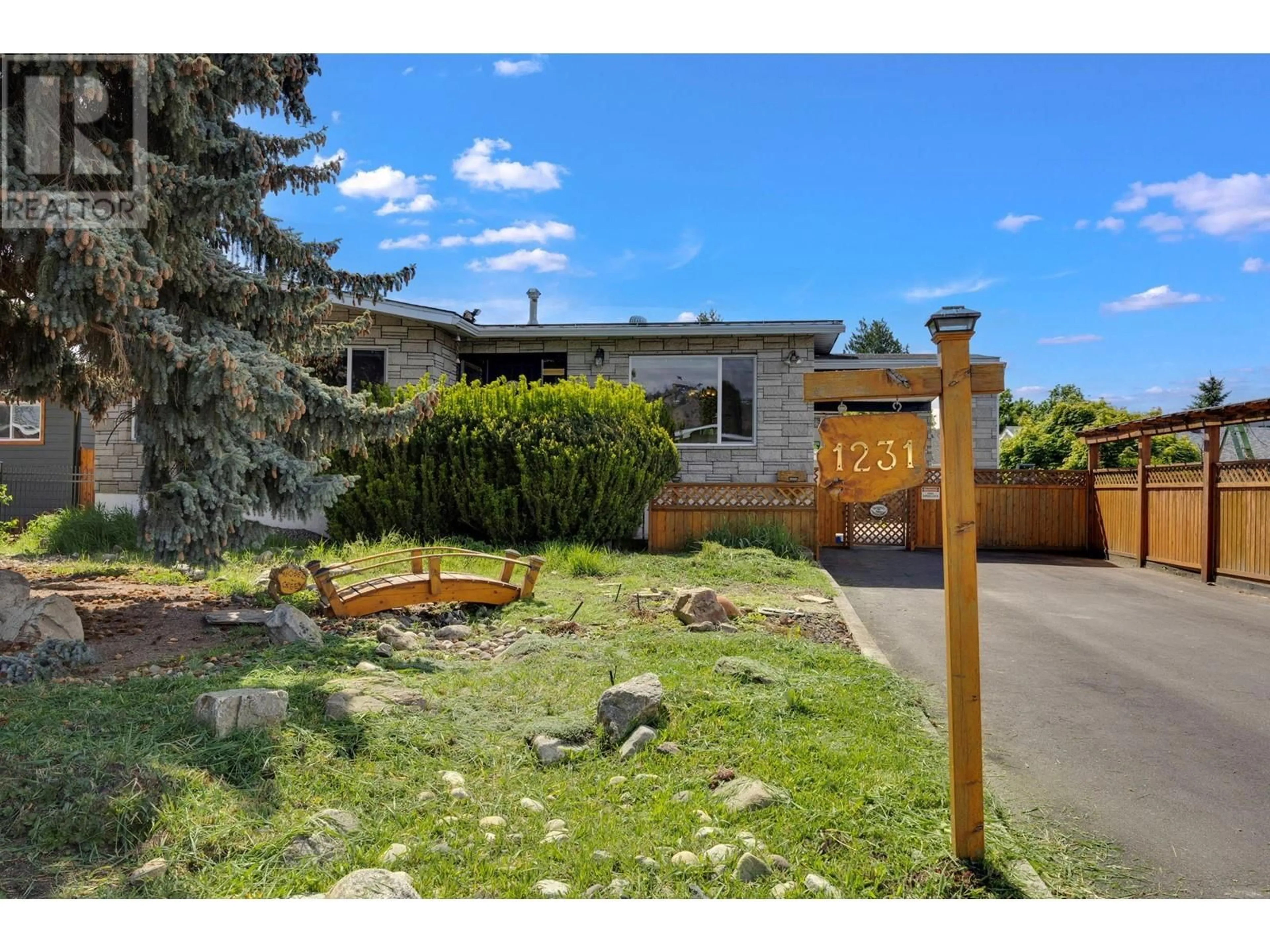 A pic from outside/outdoor area/front of a property/back of a property/a pic from drone, street for 1231 LAWSON AVENUE, Kelowna British Columbia V1Y6V1