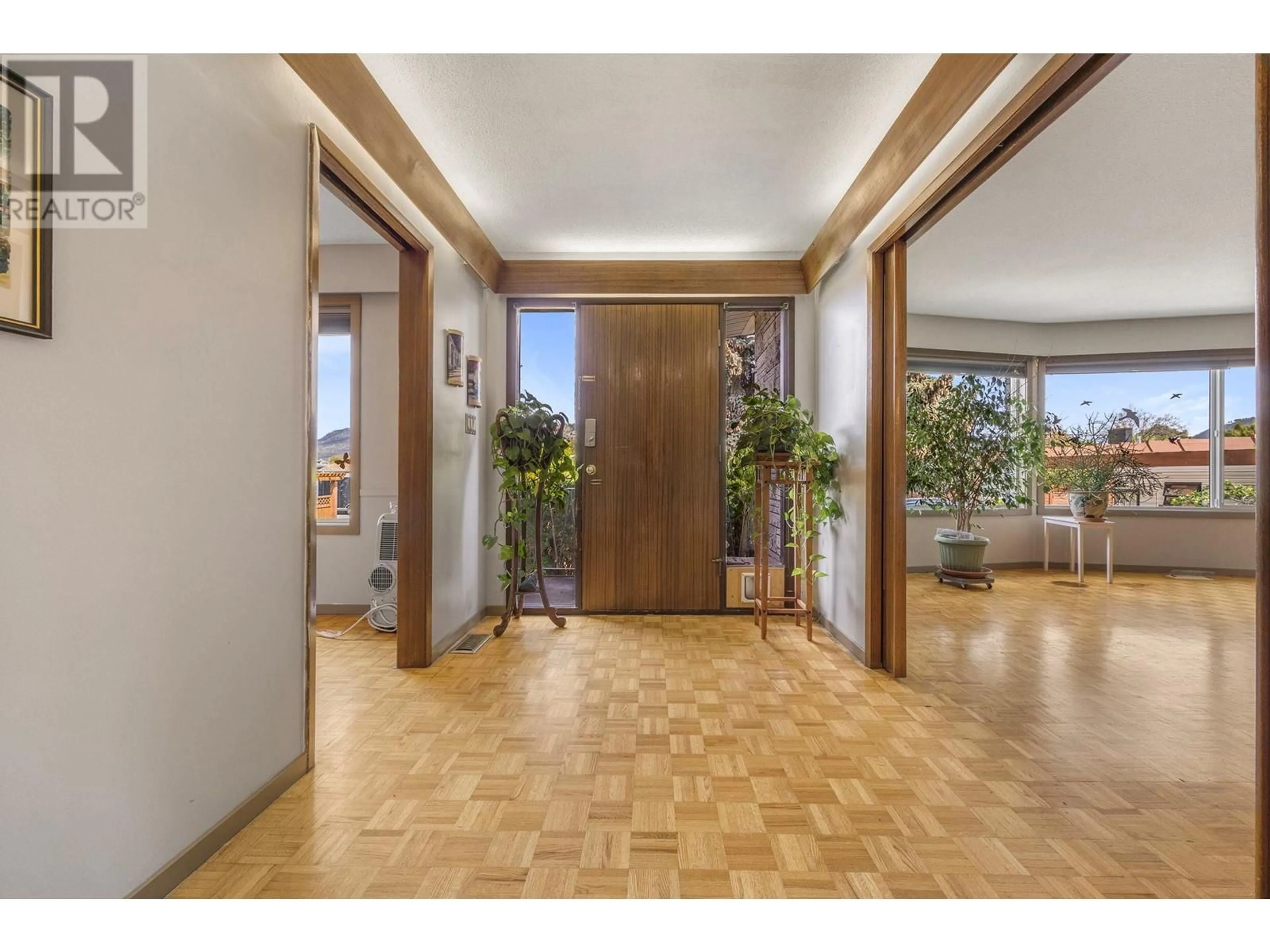 Indoor foyer for 1231 LAWSON AVENUE, Kelowna British Columbia V1Y6V1