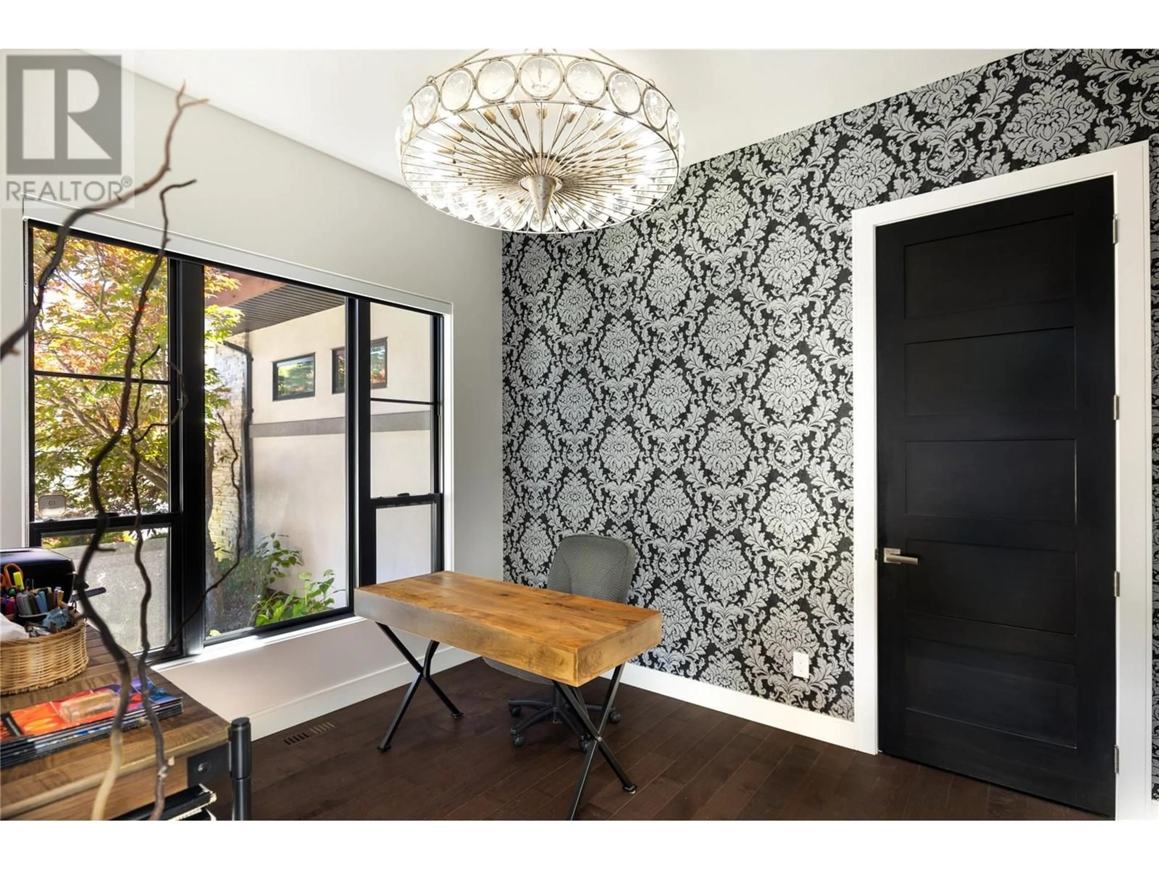 Indoor entryway for 447 SWAN DRIVE, Kelowna British Columbia V1W5L9