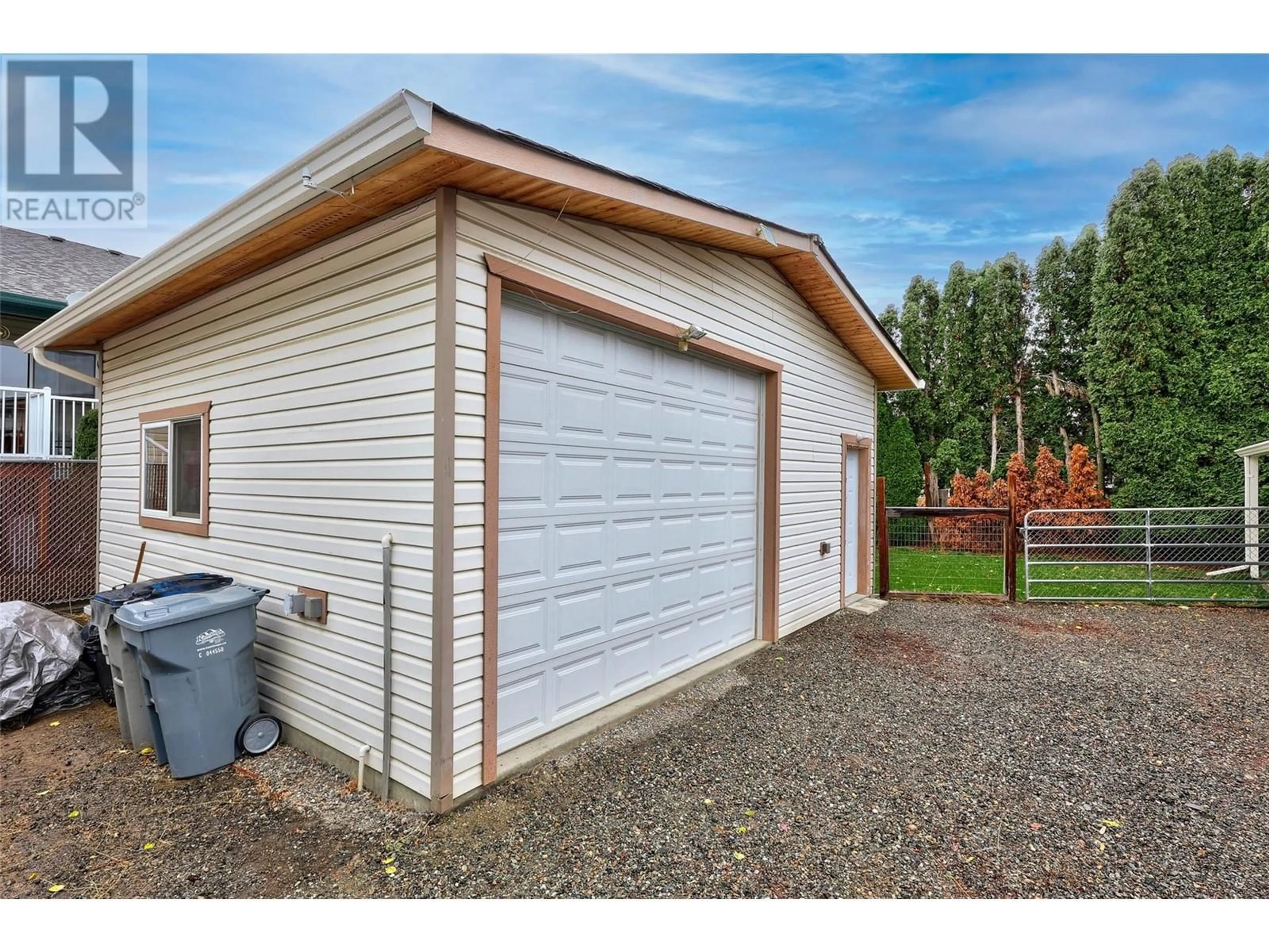 Indoor garage for 814 SERLE ROAD, Kamloops British Columbia V2B6L7