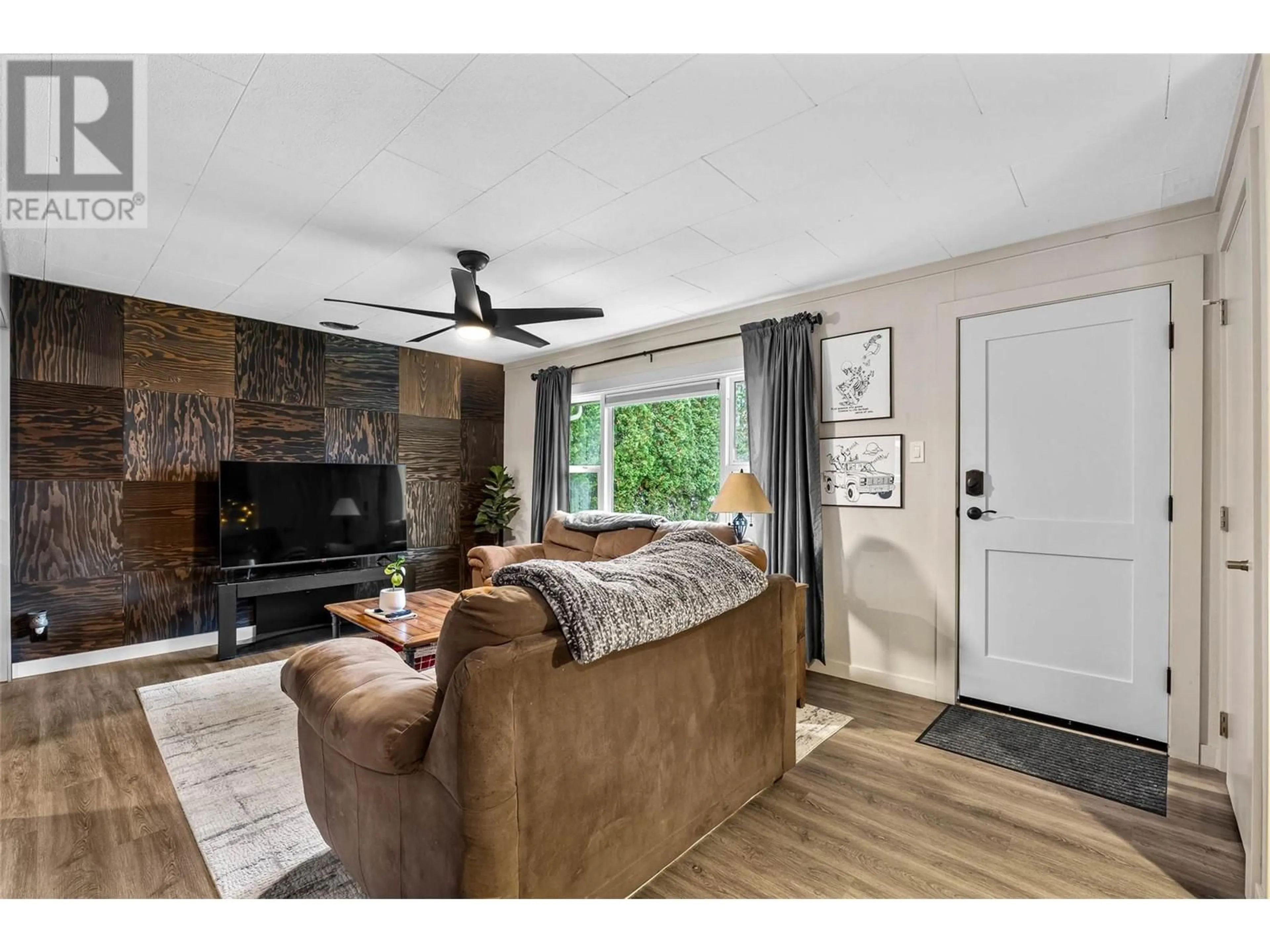 Living room with furniture, unknown for 814 SERLE ROAD, Kamloops British Columbia V2B6L7