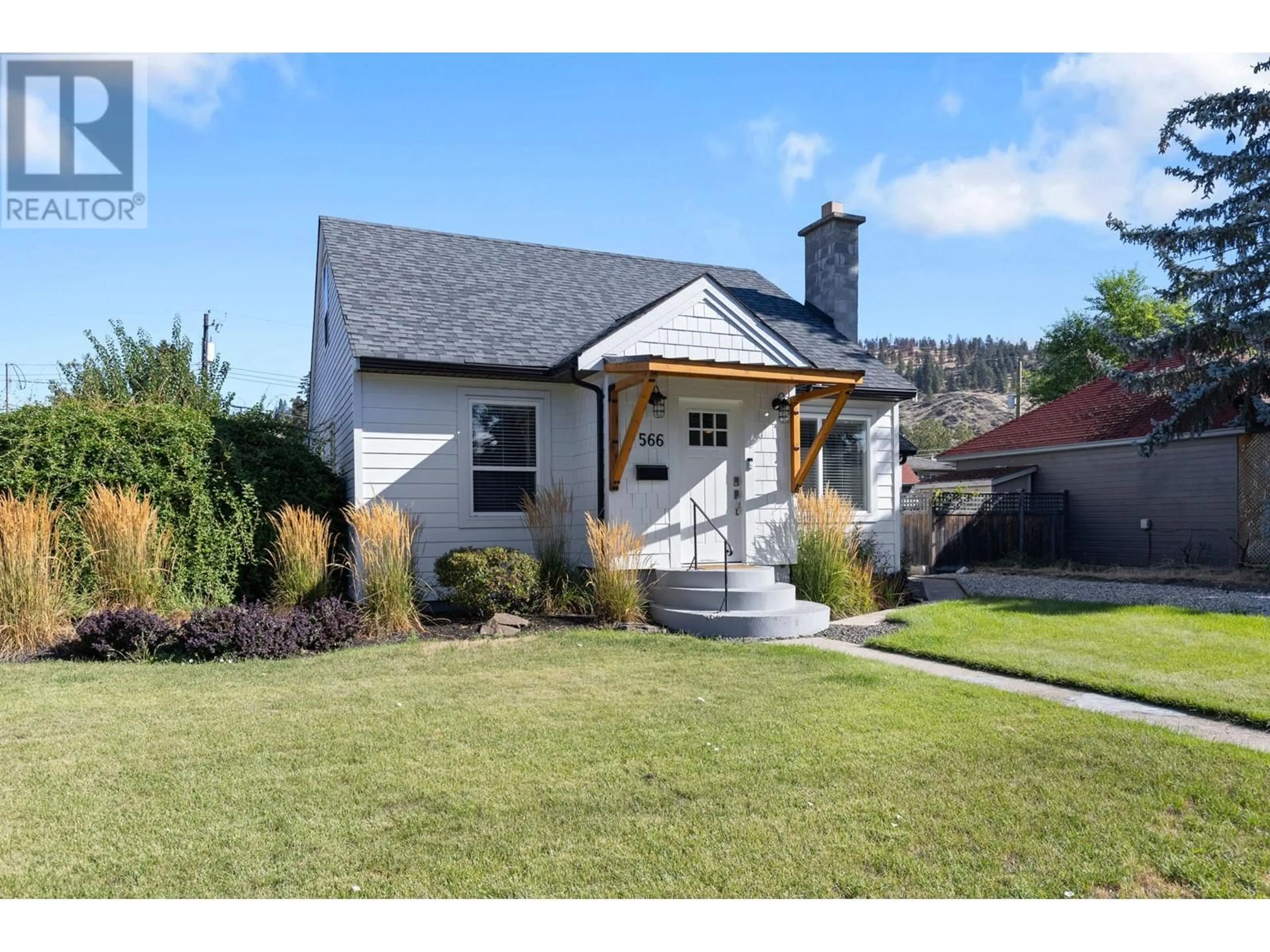 Home with vinyl exterior material, street for 566 OKANAGAN BOULEVARD, Kelowna British Columbia V1Y7L1
