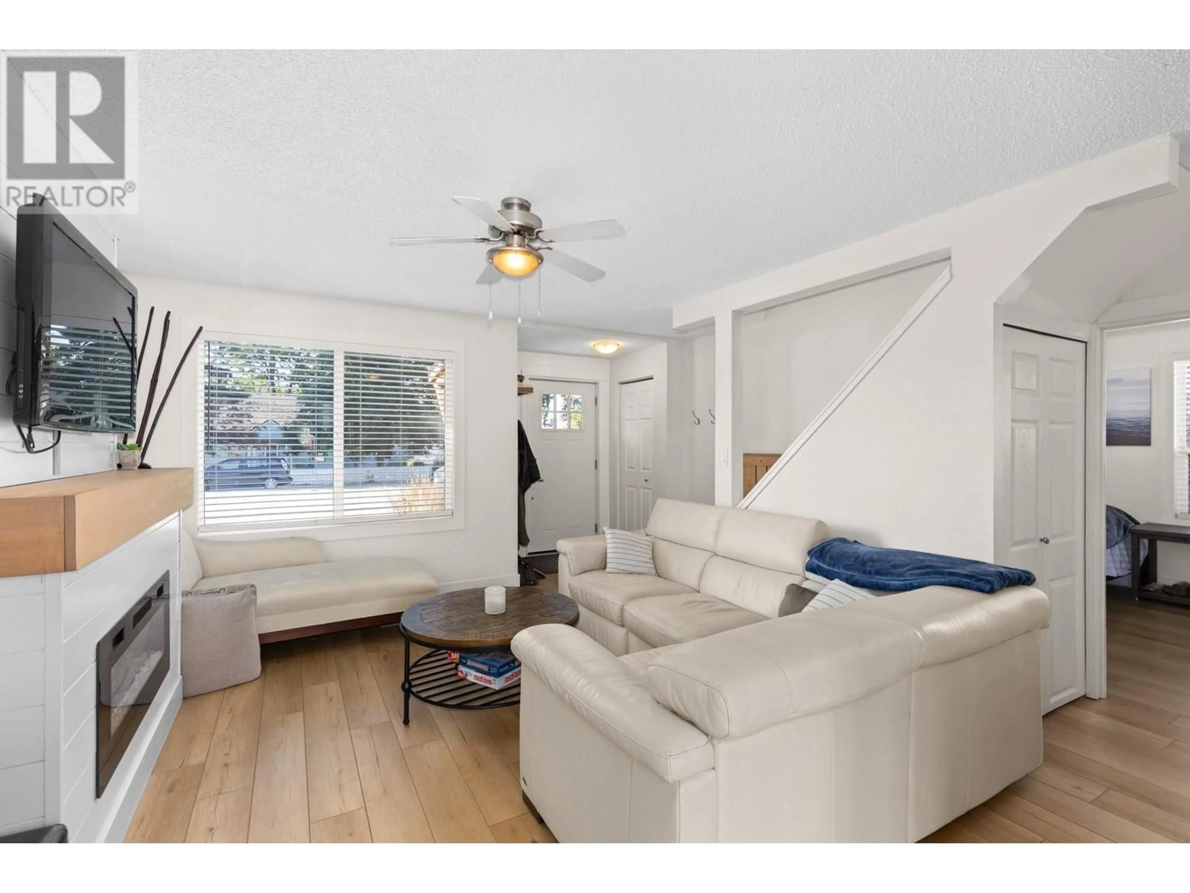Living room with furniture, unknown for 566 OKANAGAN BOULEVARD, Kelowna British Columbia V1Y7L1