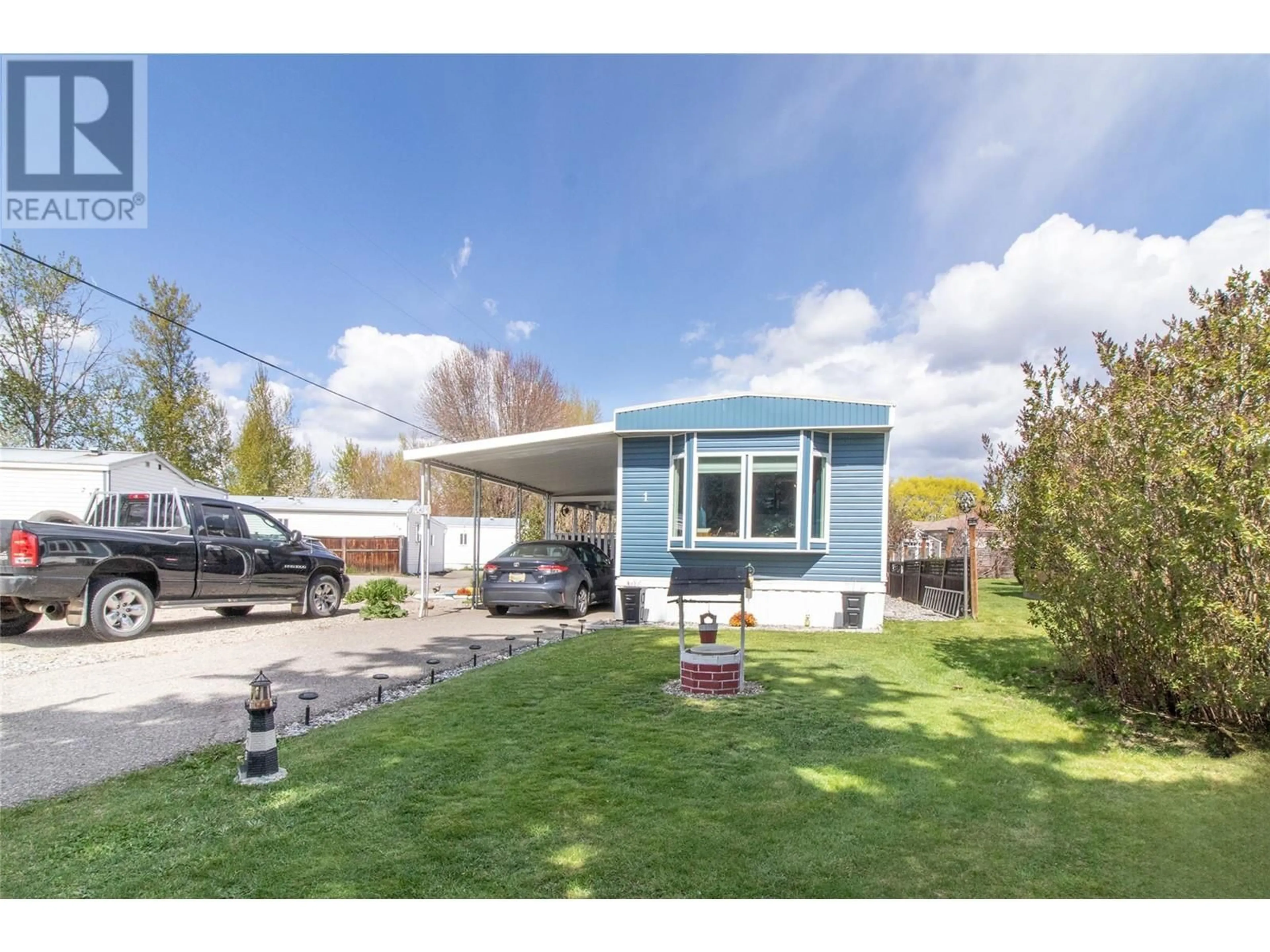 Home with vinyl exterior material, street for 1 - 720 COMMONWEALTH ROAD, Lake Country British Columbia V4V1R5