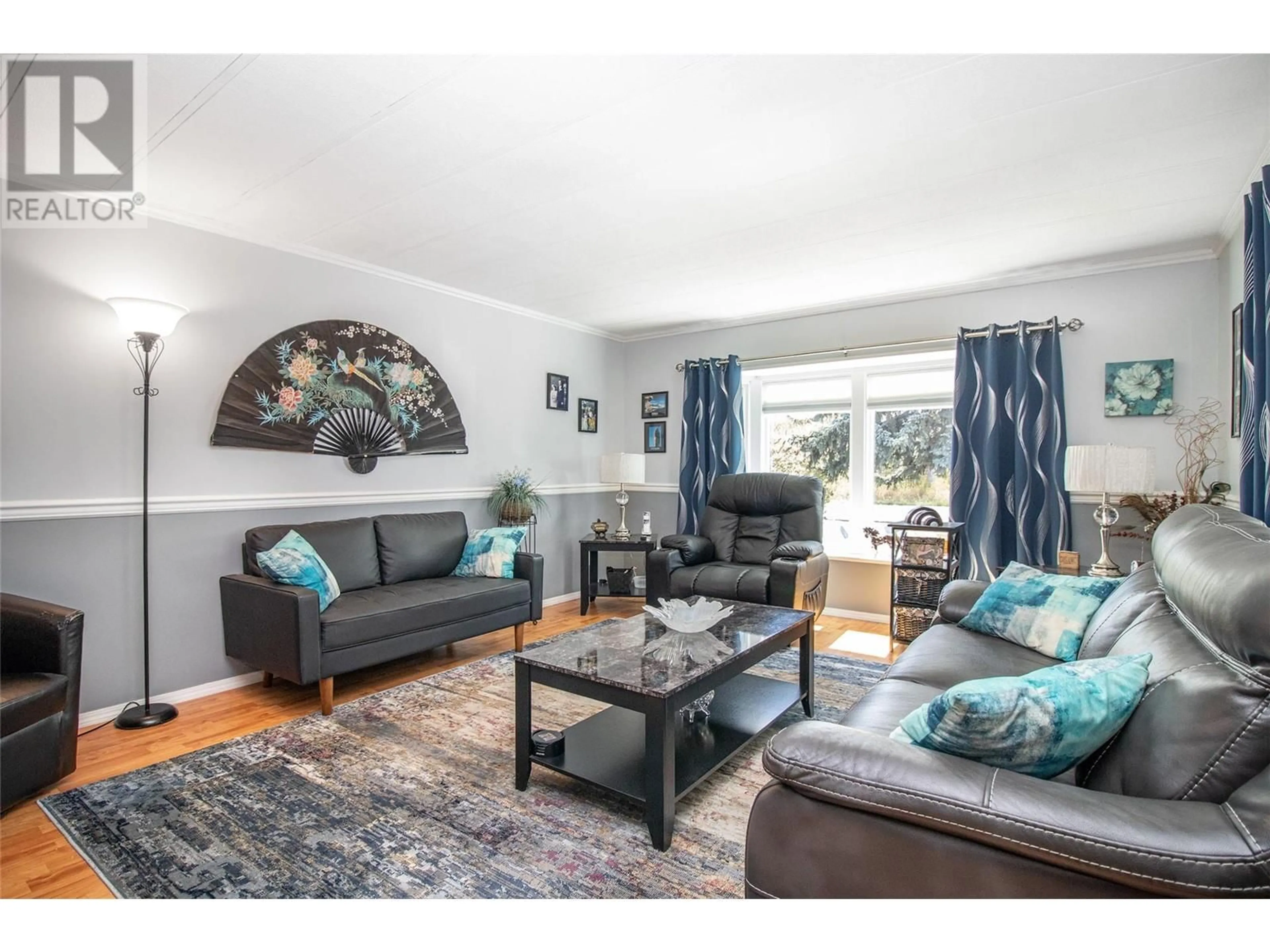 Living room with furniture, wood/laminate floor for 1 - 720 COMMONWEALTH ROAD, Lake Country British Columbia V4V1R5