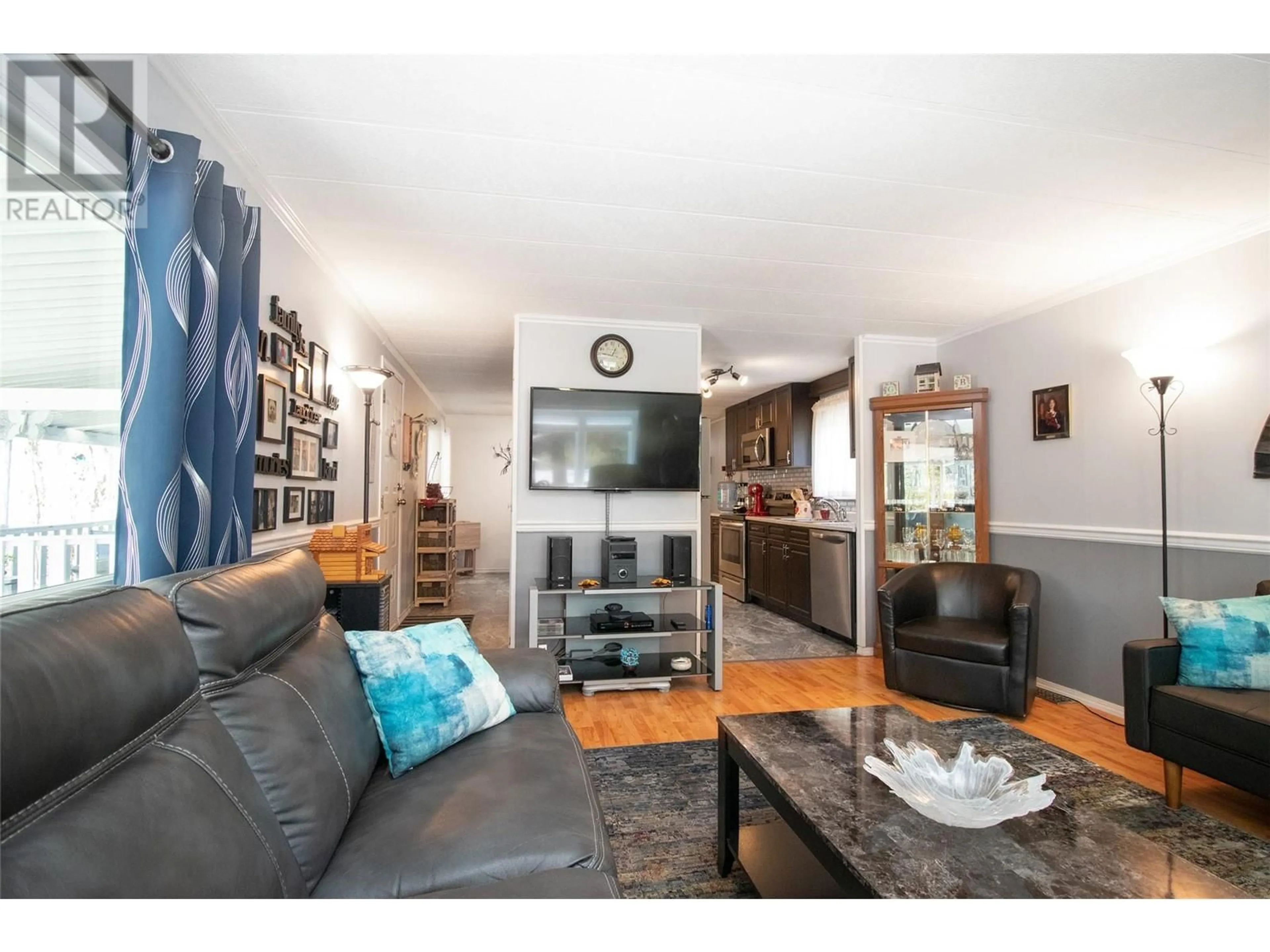 Living room with furniture, wood/laminate floor for 1 - 720 COMMONWEALTH ROAD, Lake Country British Columbia V4V1R5