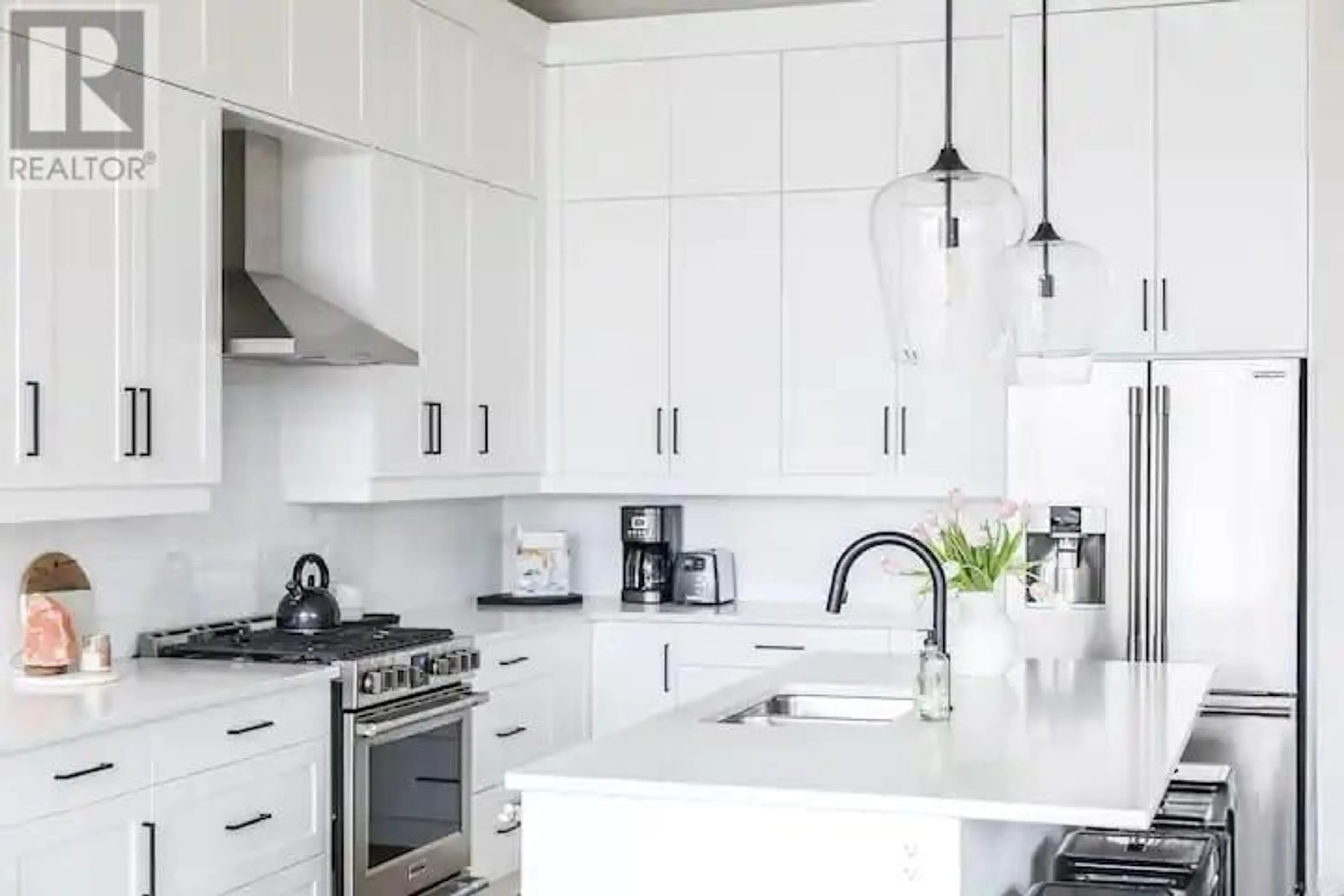 Contemporary kitchen, unknown for 1904 NORTHERN FLICKER COURT, Kelowna British Columbia V1V0G3