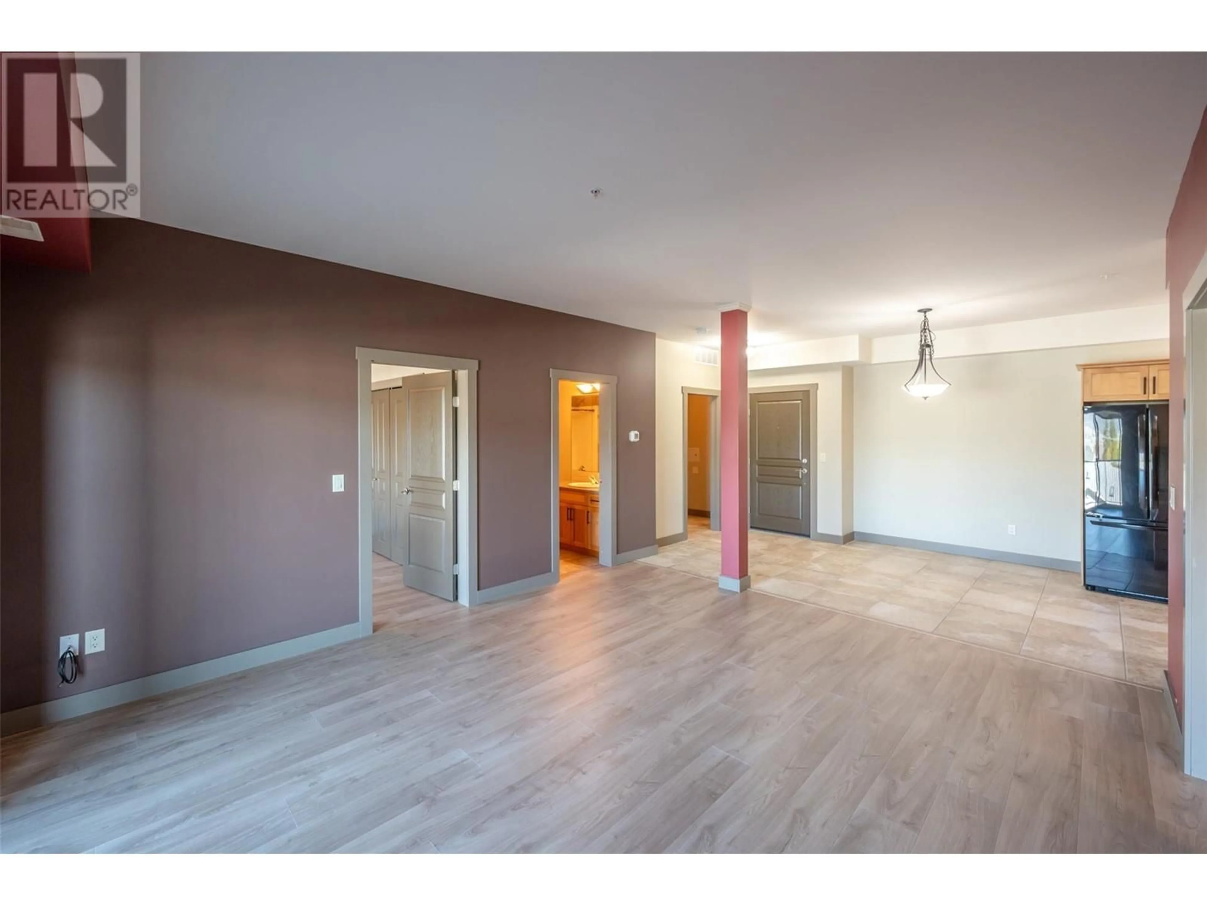 Indoor foyer for 203 - 873 FORESTBROOK DRIVE, Penticton British Columbia V2A2E9