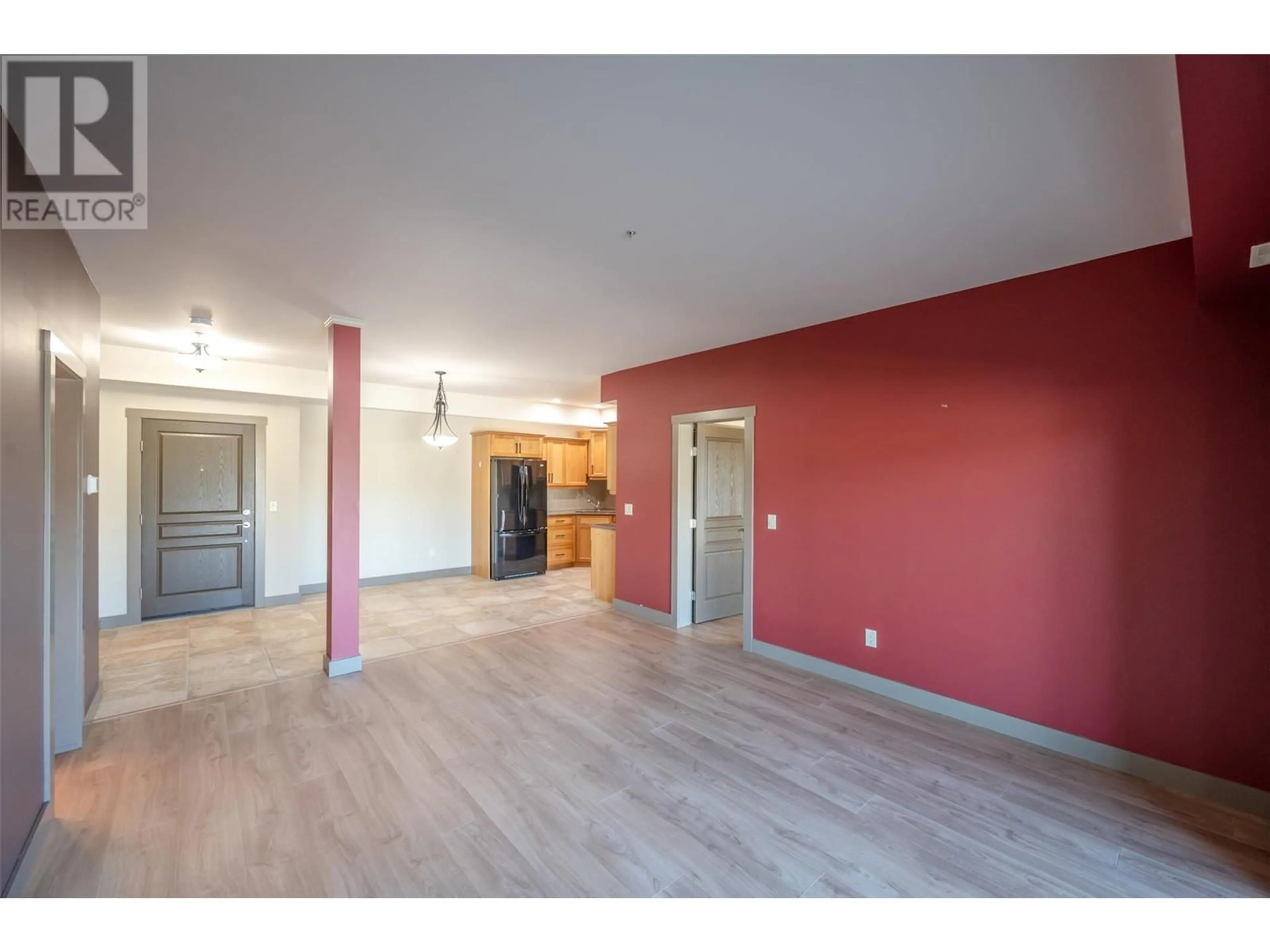 Indoor foyer for 203 - 873 FORESTBROOK DRIVE, Penticton British Columbia V2A2E9