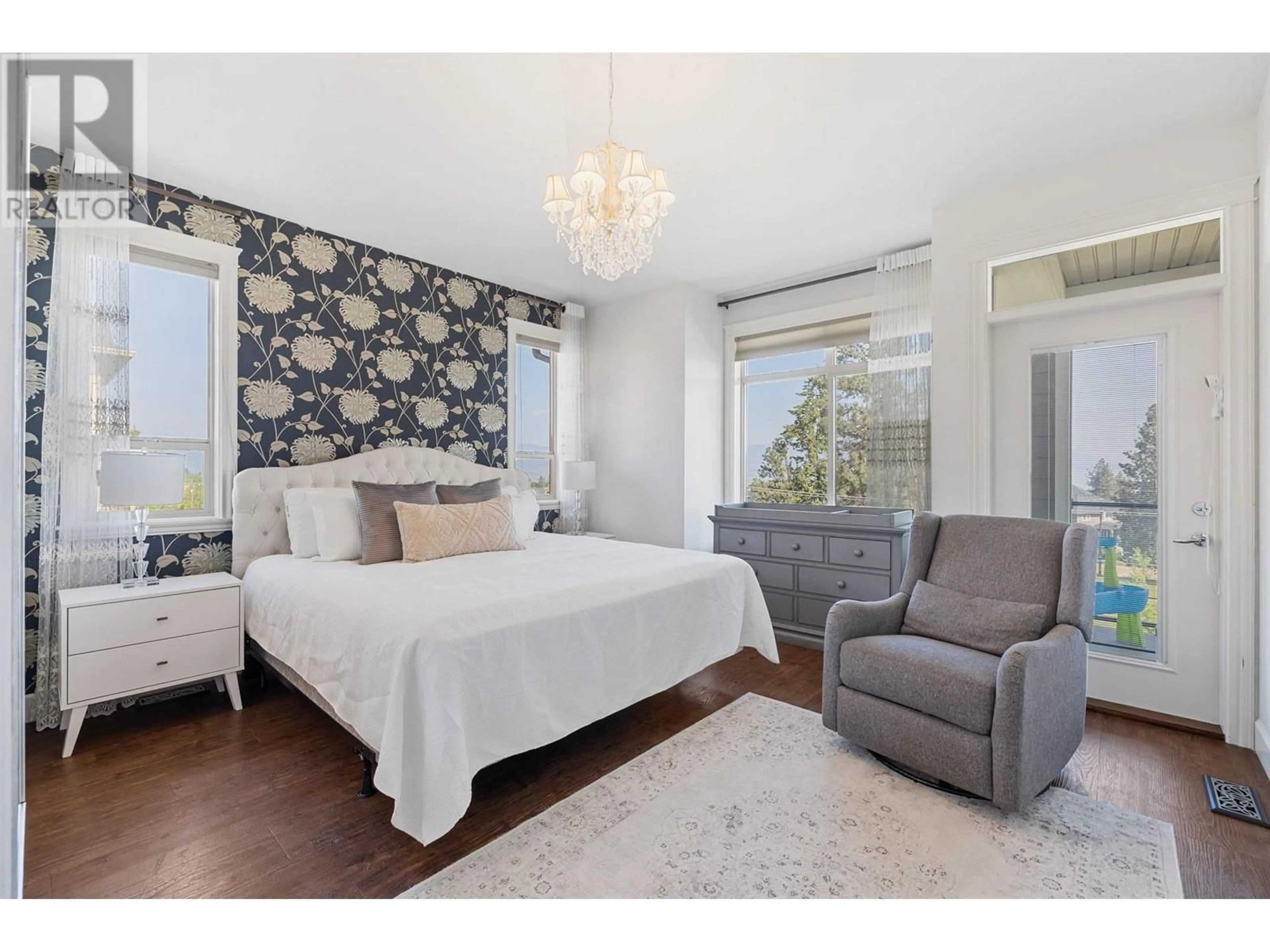 Bedroom with bed, unknown for 374 TRUMPETER COURT, Kelowna British Columbia V1W5J4