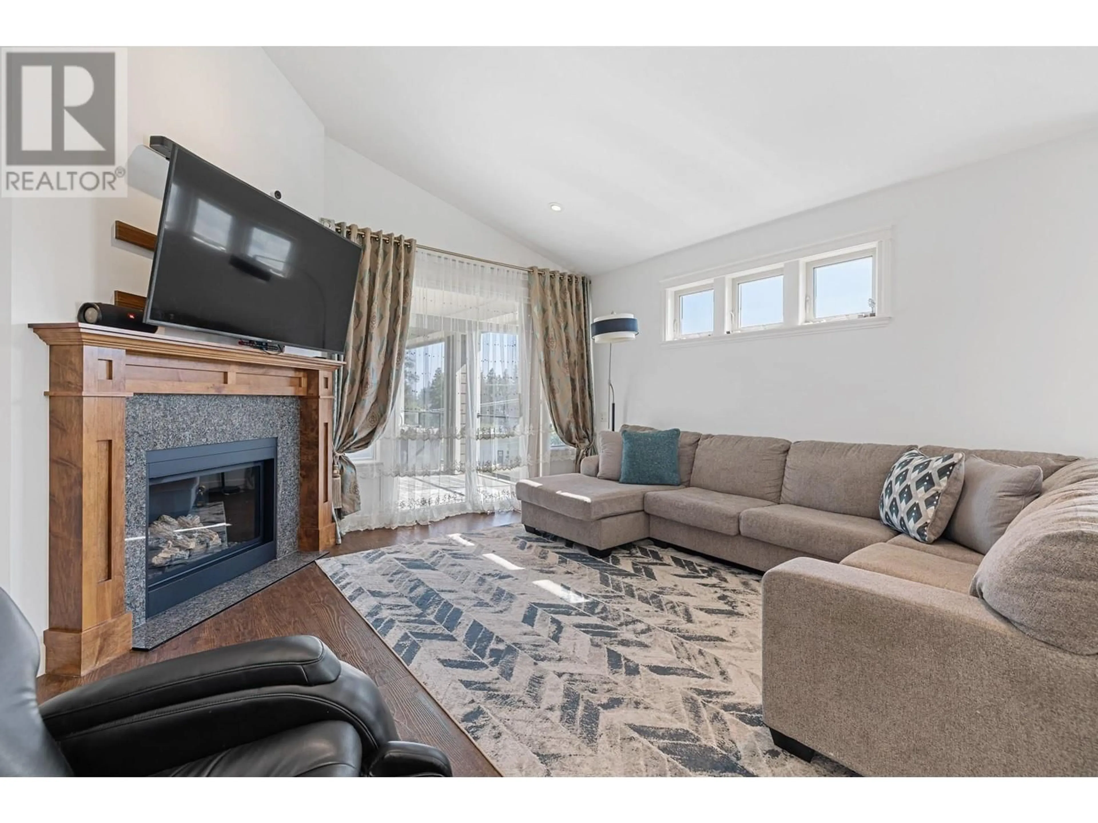 Living room with furniture, unknown for 374 TRUMPETER COURT, Kelowna British Columbia V1W5J4