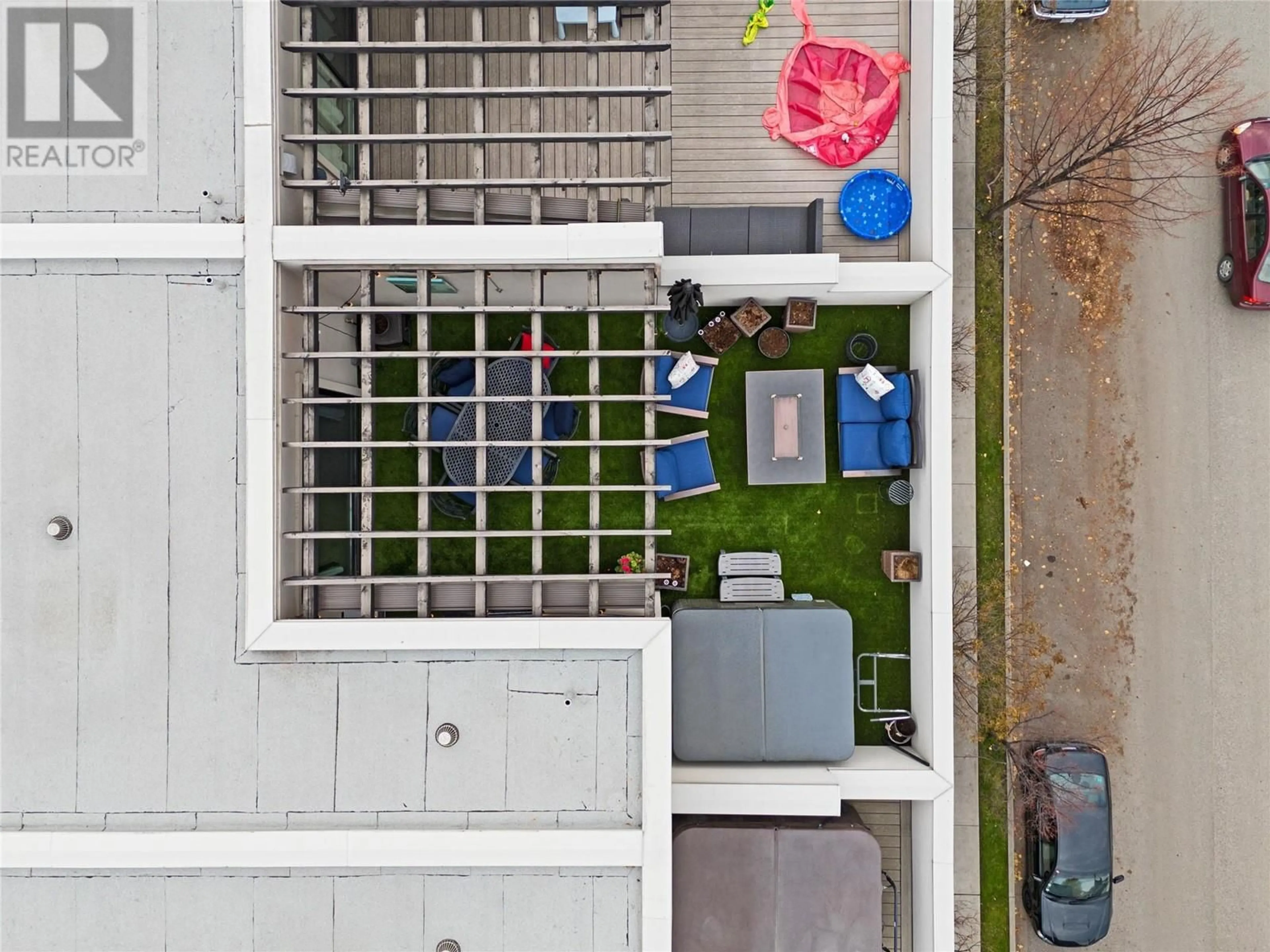 A pic from outside/outdoor area/front of a property/back of a property/a pic from drone, city buildings view from balcony for 625 FULLER AVENUE, Kelowna British Columbia V1Y2E7
