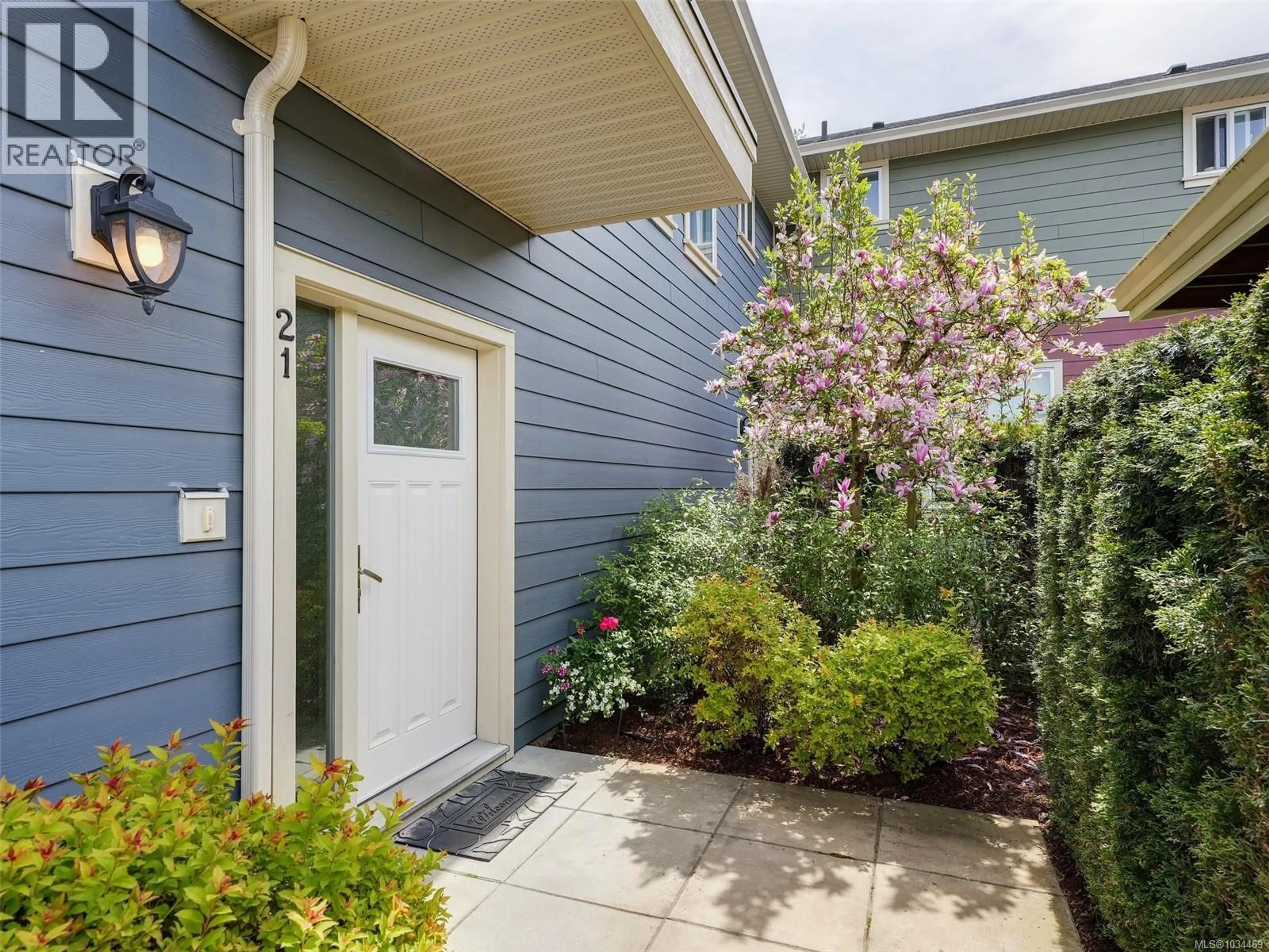 Home with vinyl exterior material, street for 21 - 1515 KEATING CROSS ROAD, Central Saanich British Columbia V8M1W9