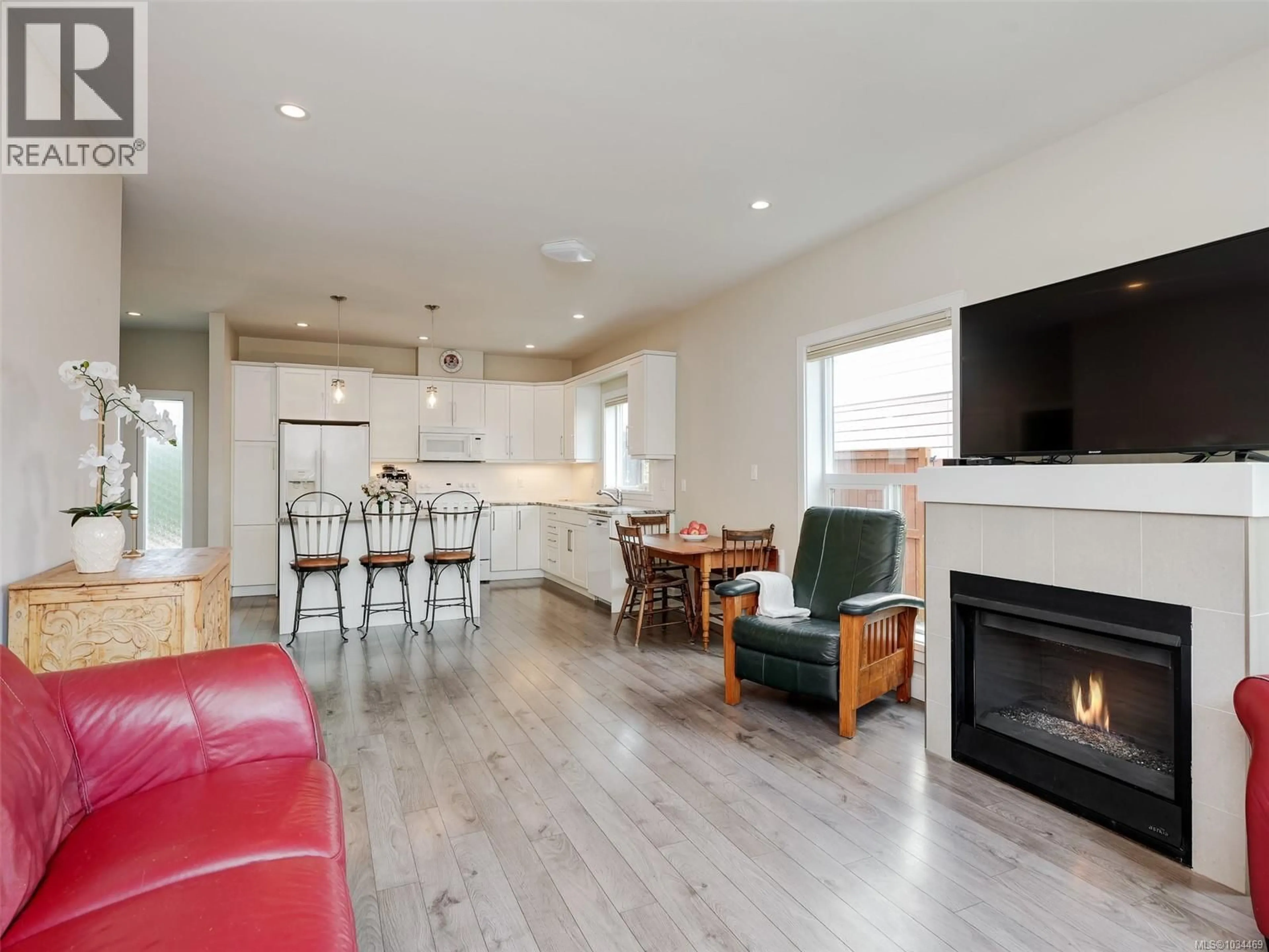 Open concept kitchen, wood/laminate floor for 21 - 1515 KEATING CROSS ROAD, Central Saanich British Columbia V8M1W9