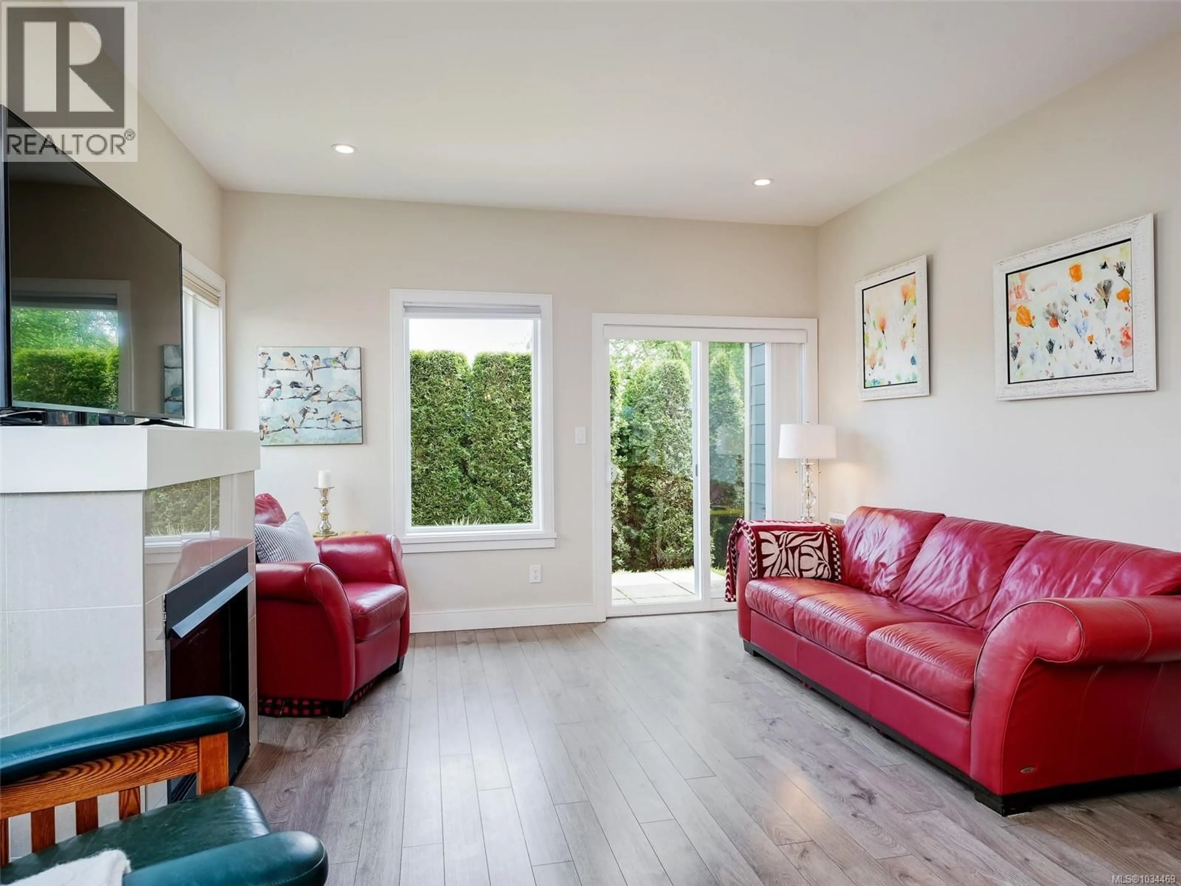 Living room with furniture, wood/laminate floor for 21 - 1515 KEATING CROSS ROAD, Central Saanich British Columbia V8M1W9