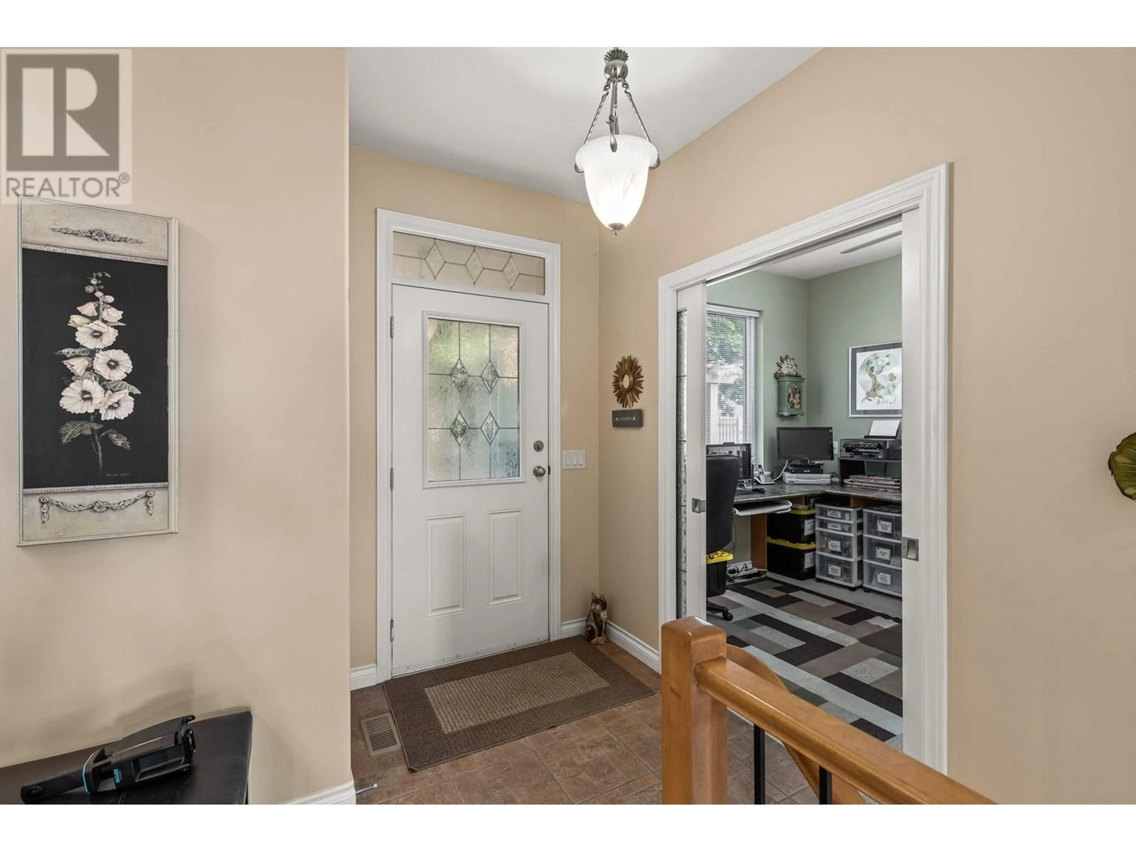 Indoor entryway for 367 MCCARREN AVENUE, Kelowna British Columbia V1W4W3