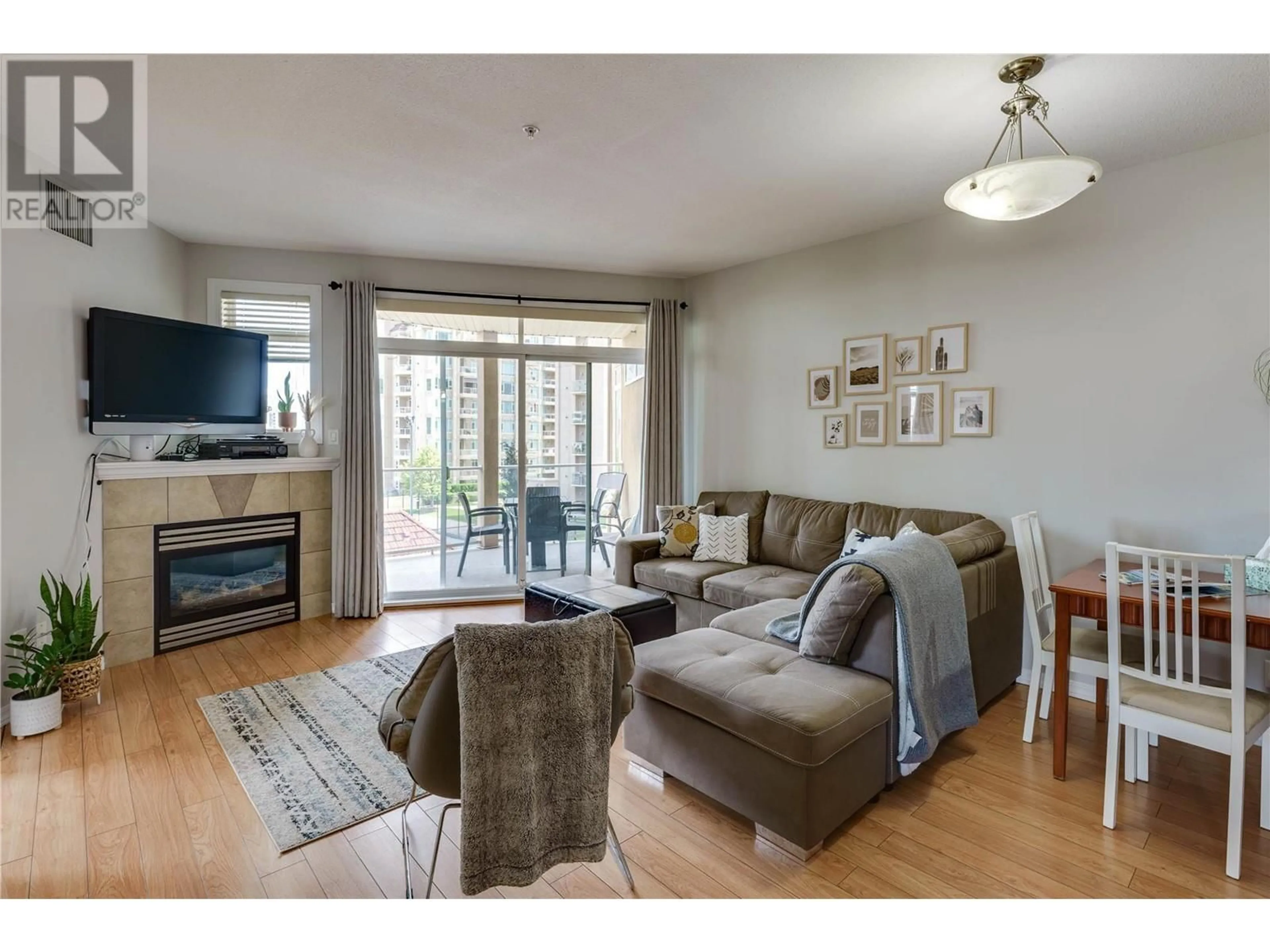 Living room with furniture, wood/laminate floor for 542 - 1088 SUNSET DRIVE, Kelowna British Columbia V1Y9W1