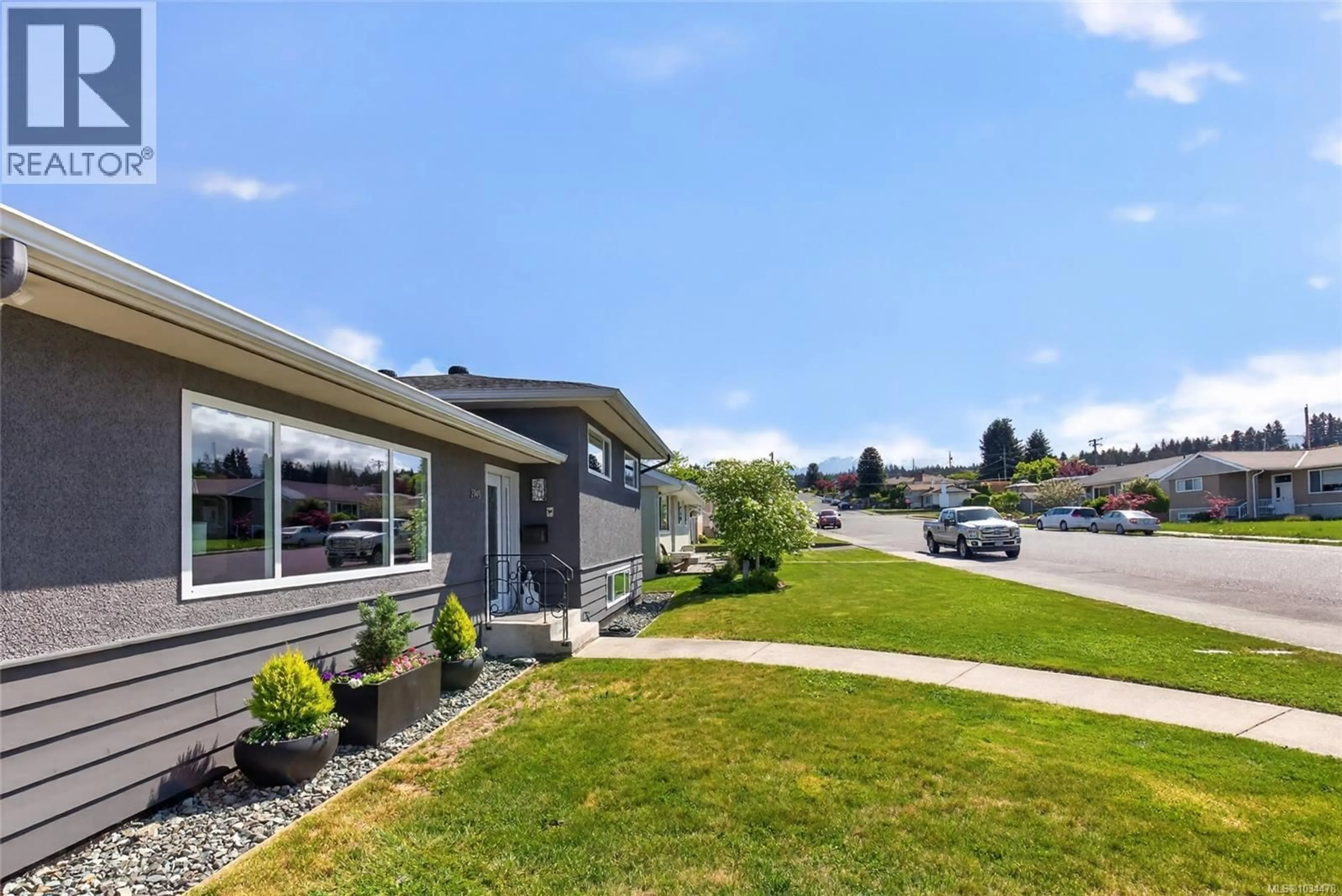 Home with vinyl exterior material, street for 3945 EXTON STREET, Port Alberni British Columbia V9Y3X8