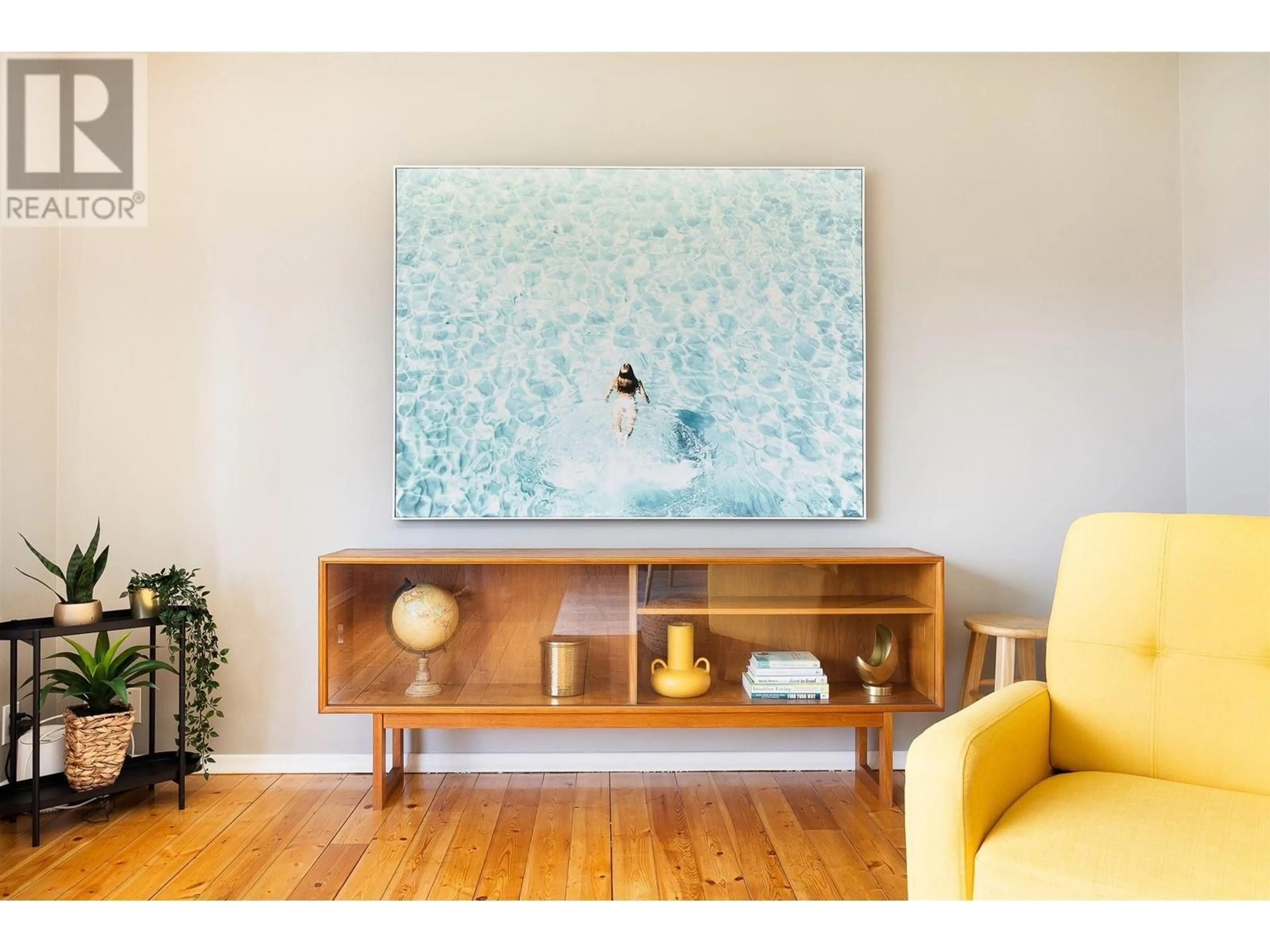 Living room with furniture, wood/laminate floor for 764 FRANCIS AVENUE, Kelowna British Columbia V1Y5G5