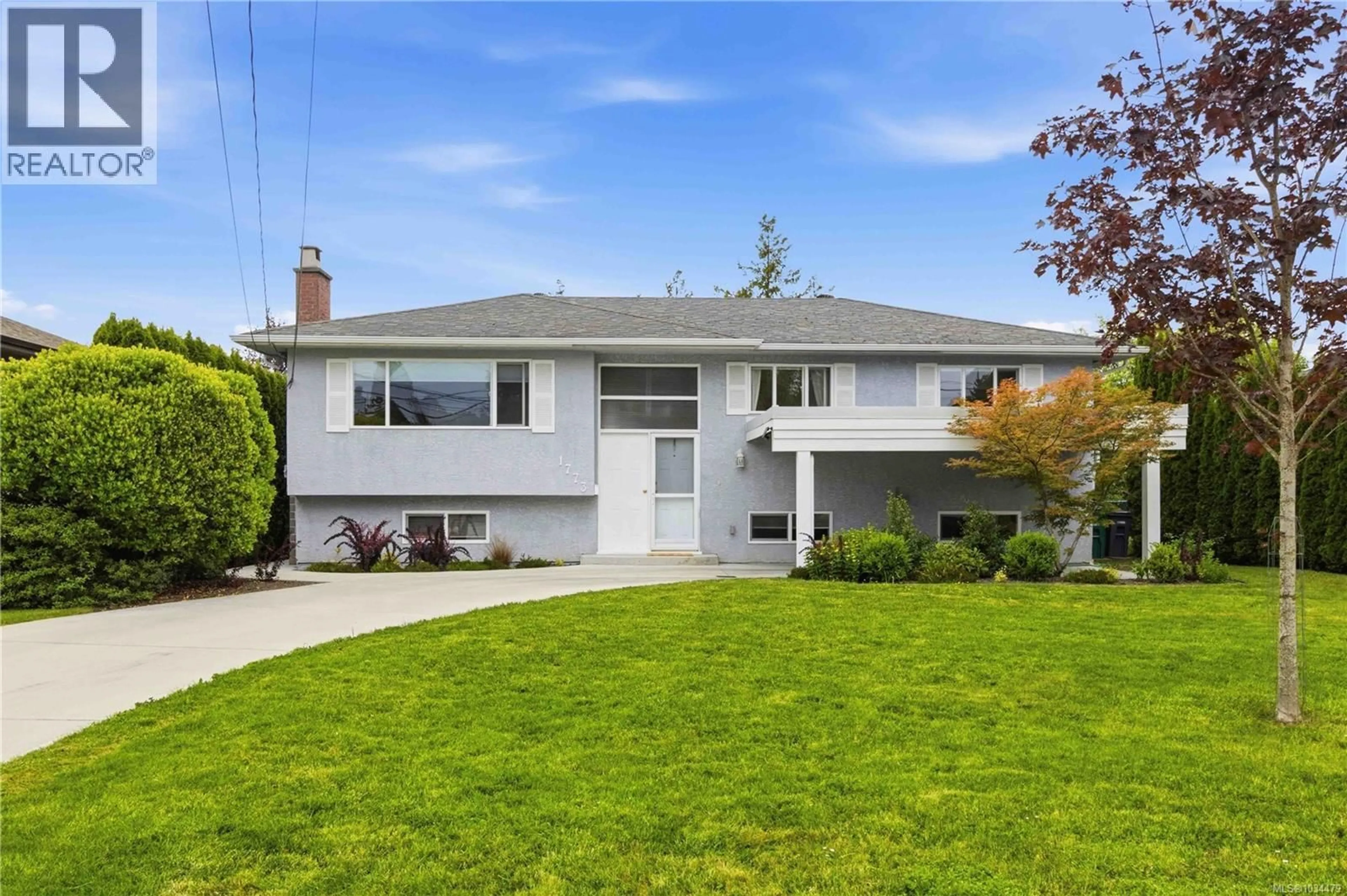 Home with vinyl exterior material, street for 1773 HOWROYD AVENUE, Saanich British Columbia V8P3C2