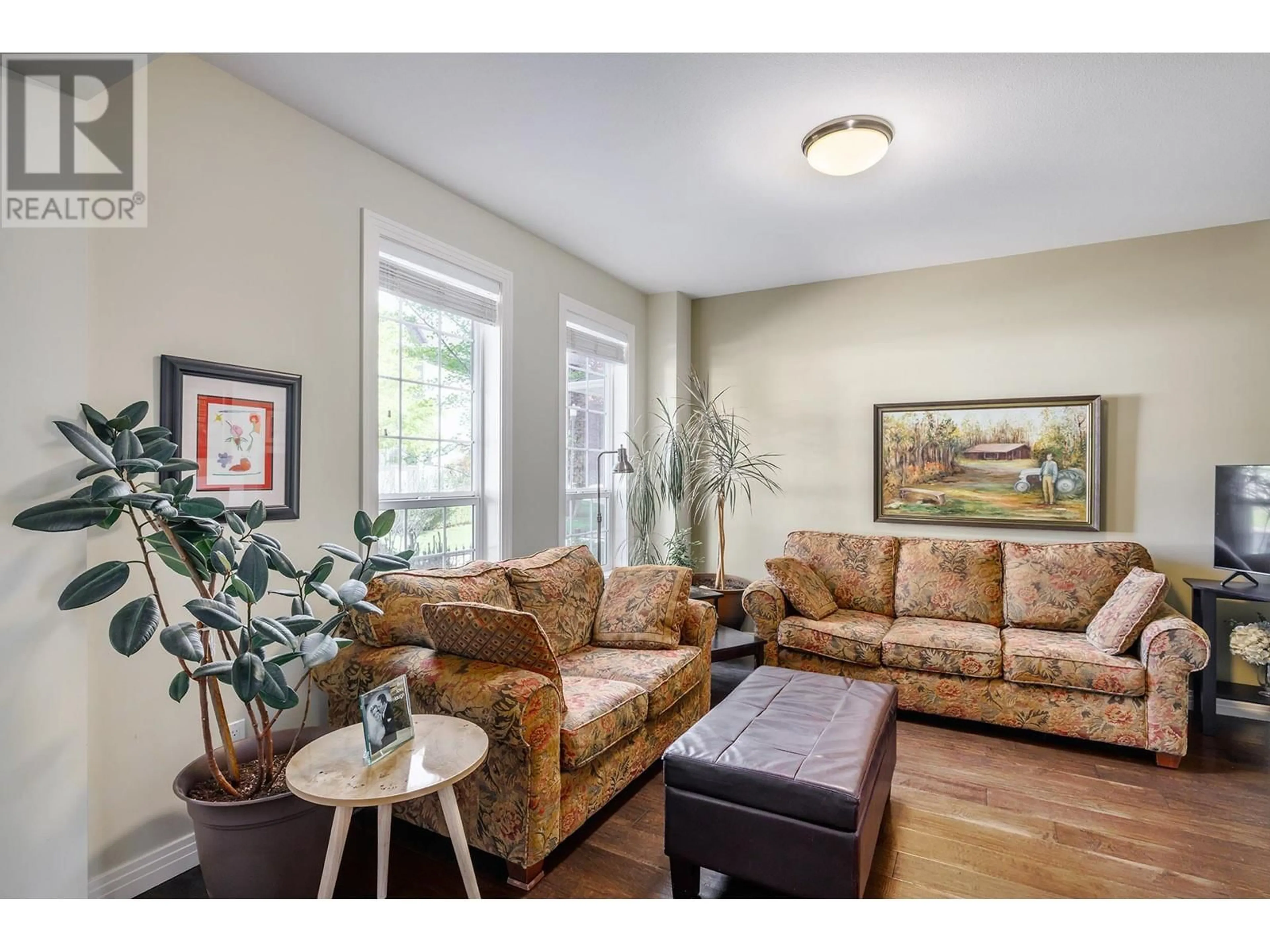 Living room with furniture, wood/laminate floor for 7 - 328 PROVIDENCE AVENUE, Kelowna British Columbia V1W5A5