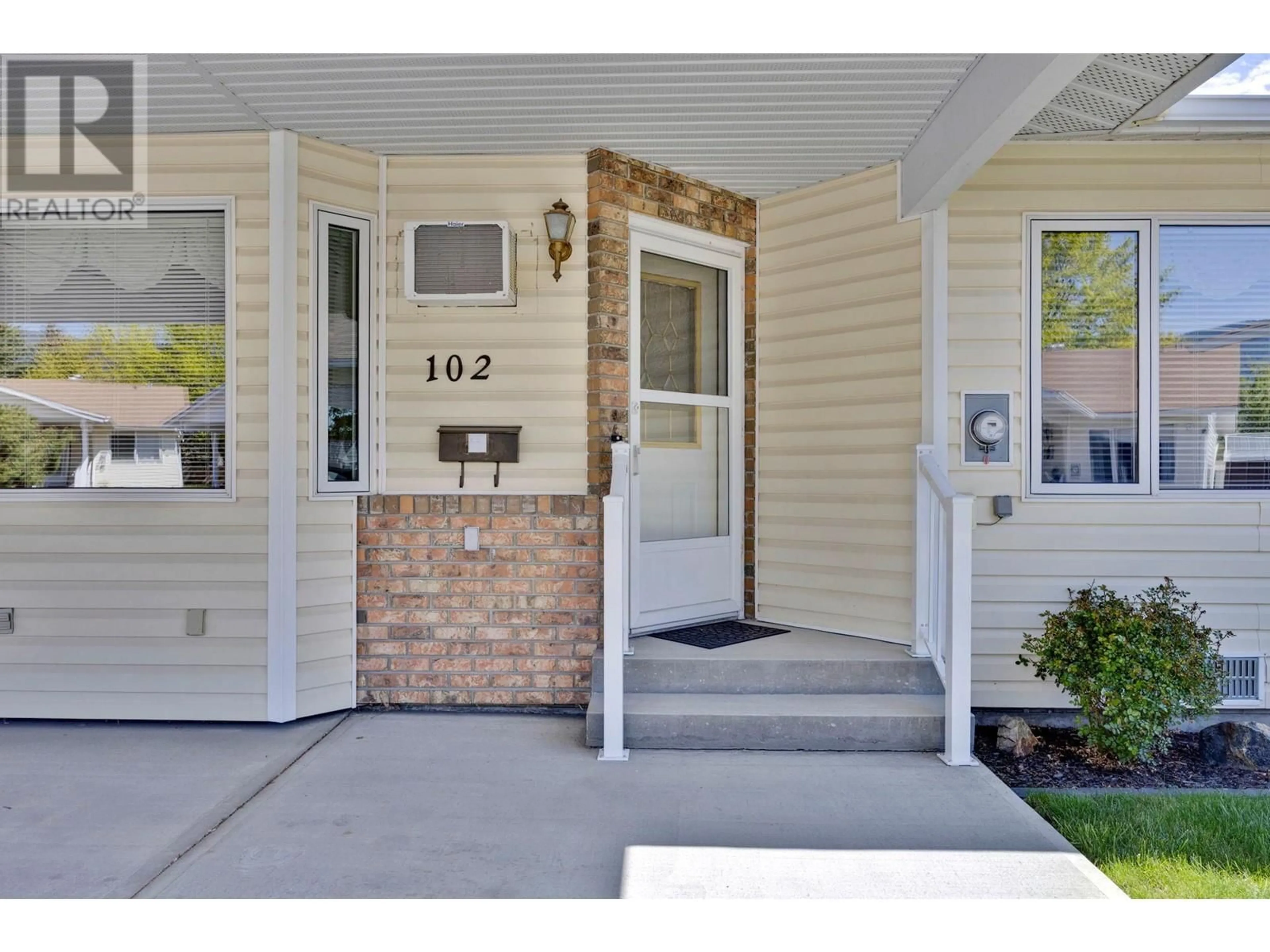 Indoor entryway for 102 - 2235 BASKIN STREET, Penticton British Columbia V2A8M5