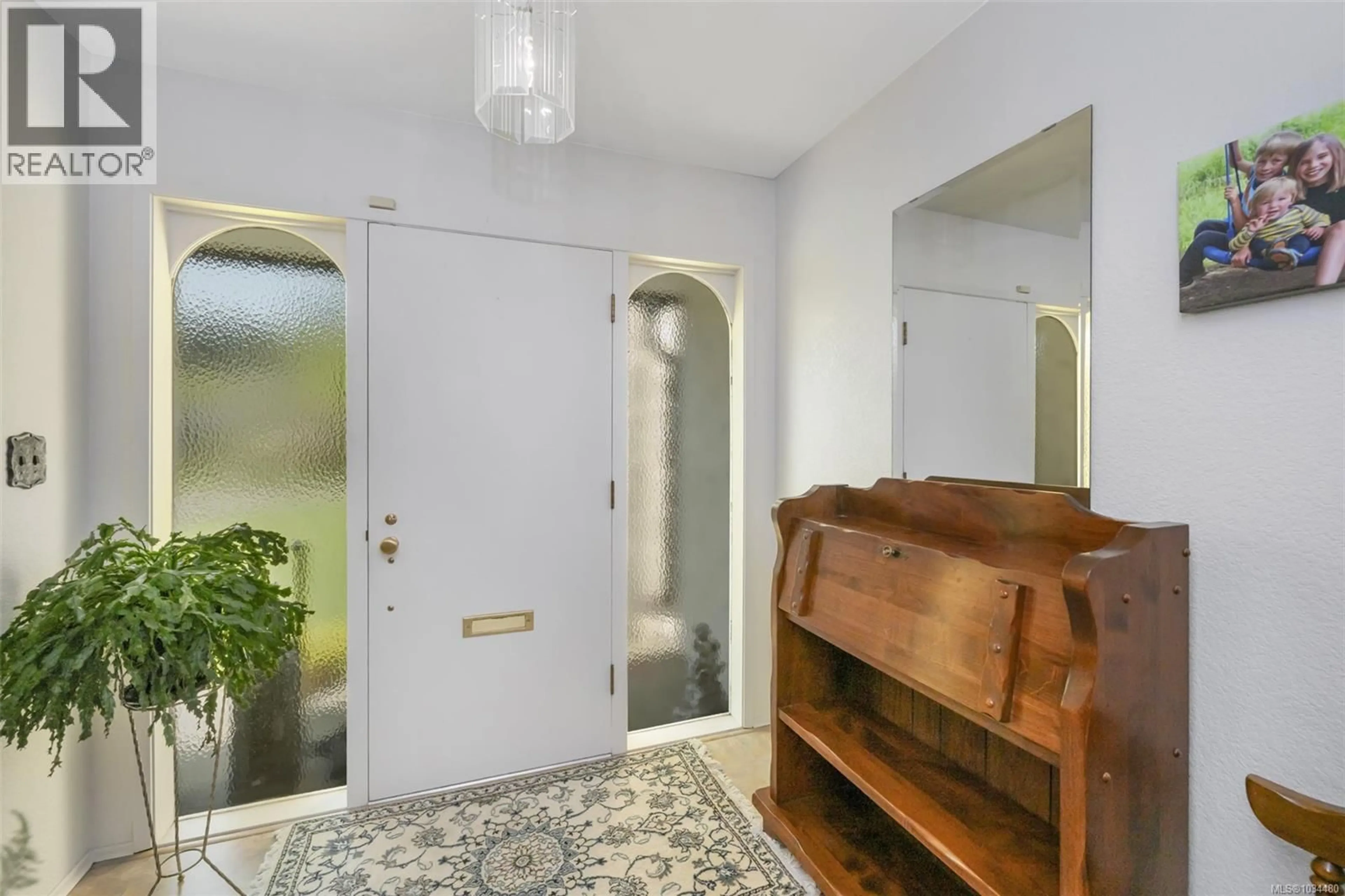 Indoor entryway for 989 ABBEY ROAD, Saanich British Columbia V8Y1L1