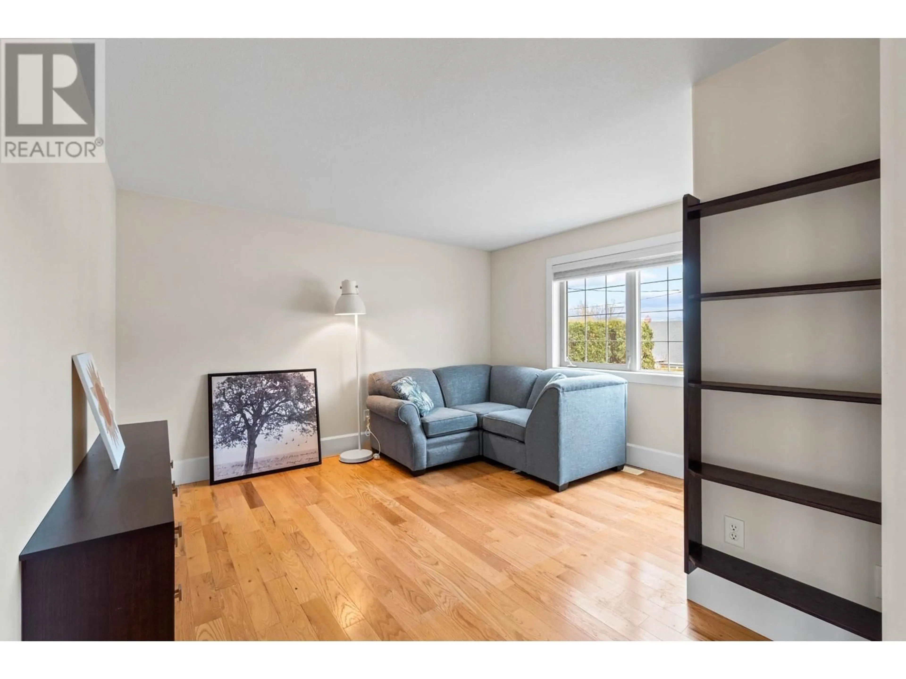 Living room with furniture, wood/laminate floor for 919 DOMINION STREET, Kamloops British Columbia V2C2Y3