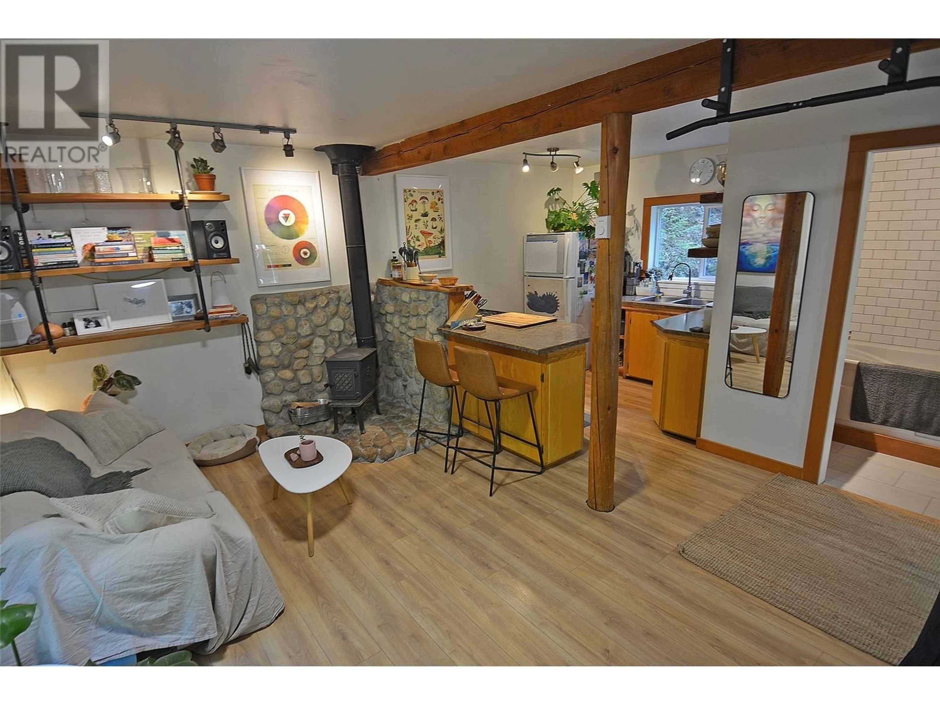 Open concept kitchen, unknown for 5396 6 HIGHWAY, Winlaw British Columbia V0G2J0