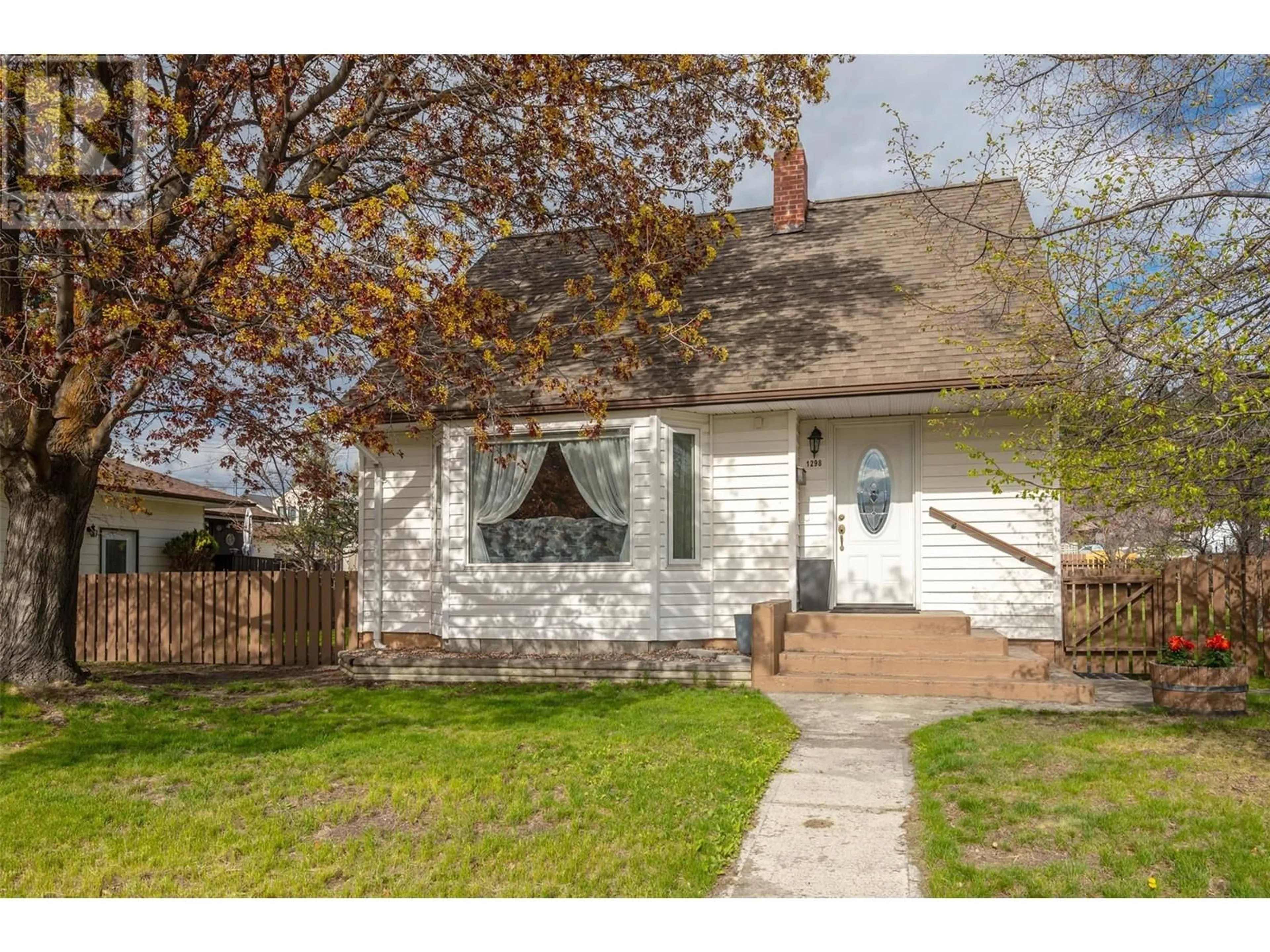 Home with vinyl exterior material, street for 1298 KENSINGTON STREET, Penticton British Columbia V2A4N4